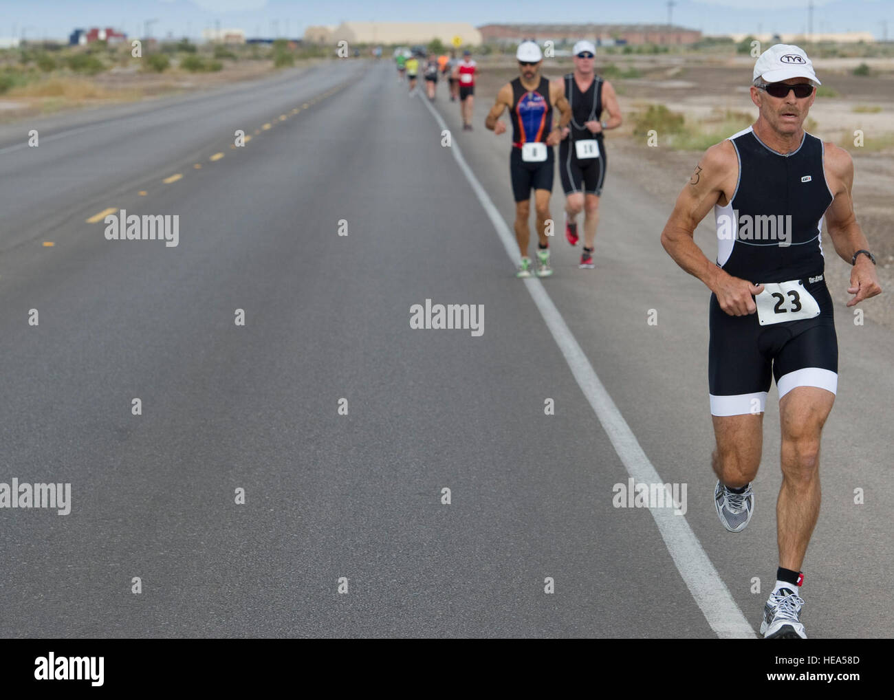 Wettbewerber Sprint ins Ziel 3.2-Meile laufen während einer Sprint-Triathlon in Holloman Air Force Base, N.M., Okt. 6. Der Lauf war die Öffnung Bein der Veranstaltung, gefolgt von einer Radtour 18,1-Meile und 700 Meter Runde schwimmen. Siebenundvierzig Sportler aller Altersklassen nahmen an der Veranstaltung.  Senior Airman DeAndre Curtiss Stockfoto