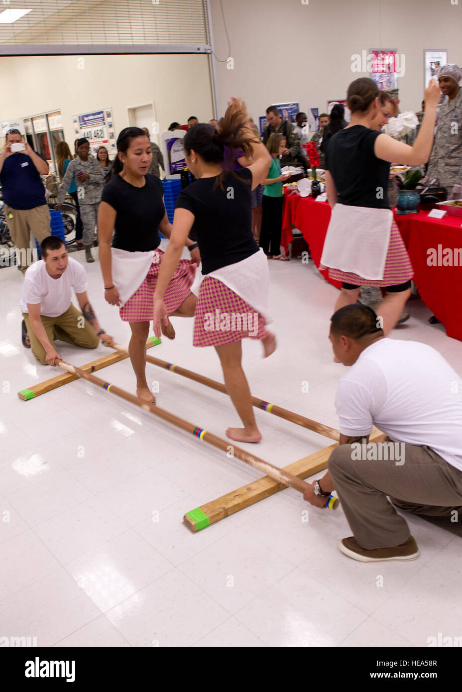 Die Mitarbeiter der Luftwaffe in Holloman AFB führen einen philippinischen Kulturtanz auf, um den Monat des Kulturerbes der asiatisch-amerikanischen und pazifischen Islander zu feiern. Stockfoto