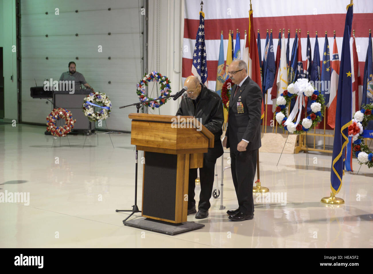 Das Alaska Department of Military & Veterans Affairs veranstaltet einen Veteranen und Erinnerung-Tag Zeremonie mit Royal Canadian Armed Forces in Alaska National Guard Armory auf gemeinsamer Basis Elmendorf-Richardson, 11. November 2015. Die Zeremonie vorgestellt Keynote-Speaker Major General Laurie Hummel, Alaska National Guard Generaladjutant und DMVA Kommissar und geehrt, dass diejenigen, die ihre Nationen gedient haben.  Staff Sergeant William Banton) Stockfoto