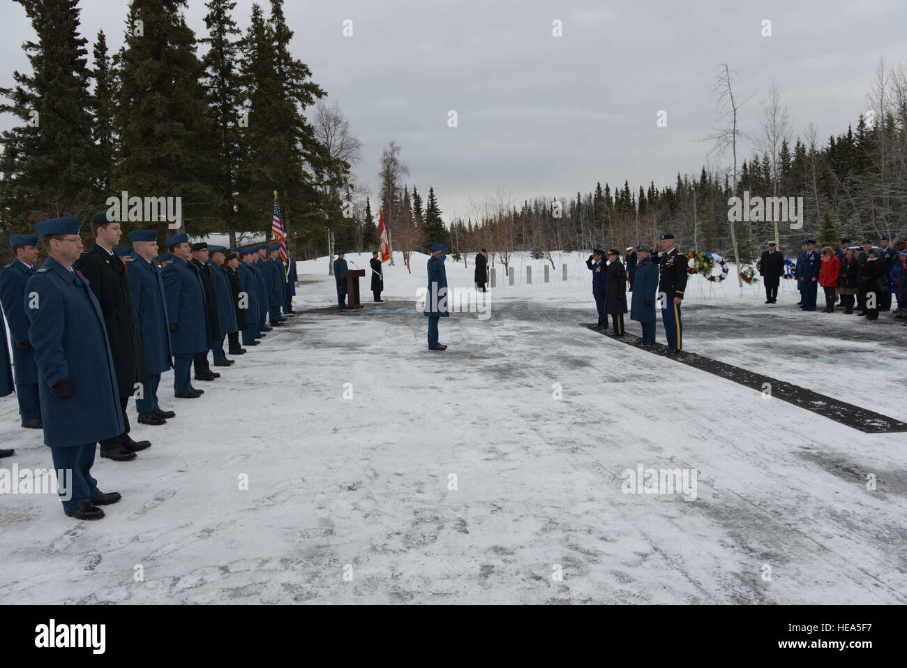 Das Alaska Department of Military & Veterans Affairs veranstaltet einen Veteranen und Erinnerung-Tag Zeremonie mit Royal Canadian Armed Forces in Alaska National Guard Armory auf gemeinsamer Basis Elmendorf-Richardson, 11. November 2015. Die Zeremonie vorgestellt Keynote-Speaker Major General Laurie Hummel, Alaska National Guard Generaladjutant und DMVA Kommissar und geehrt, dass diejenigen, die ihre Nationen gedient haben.  Staff Sergeant William Banton) Stockfoto