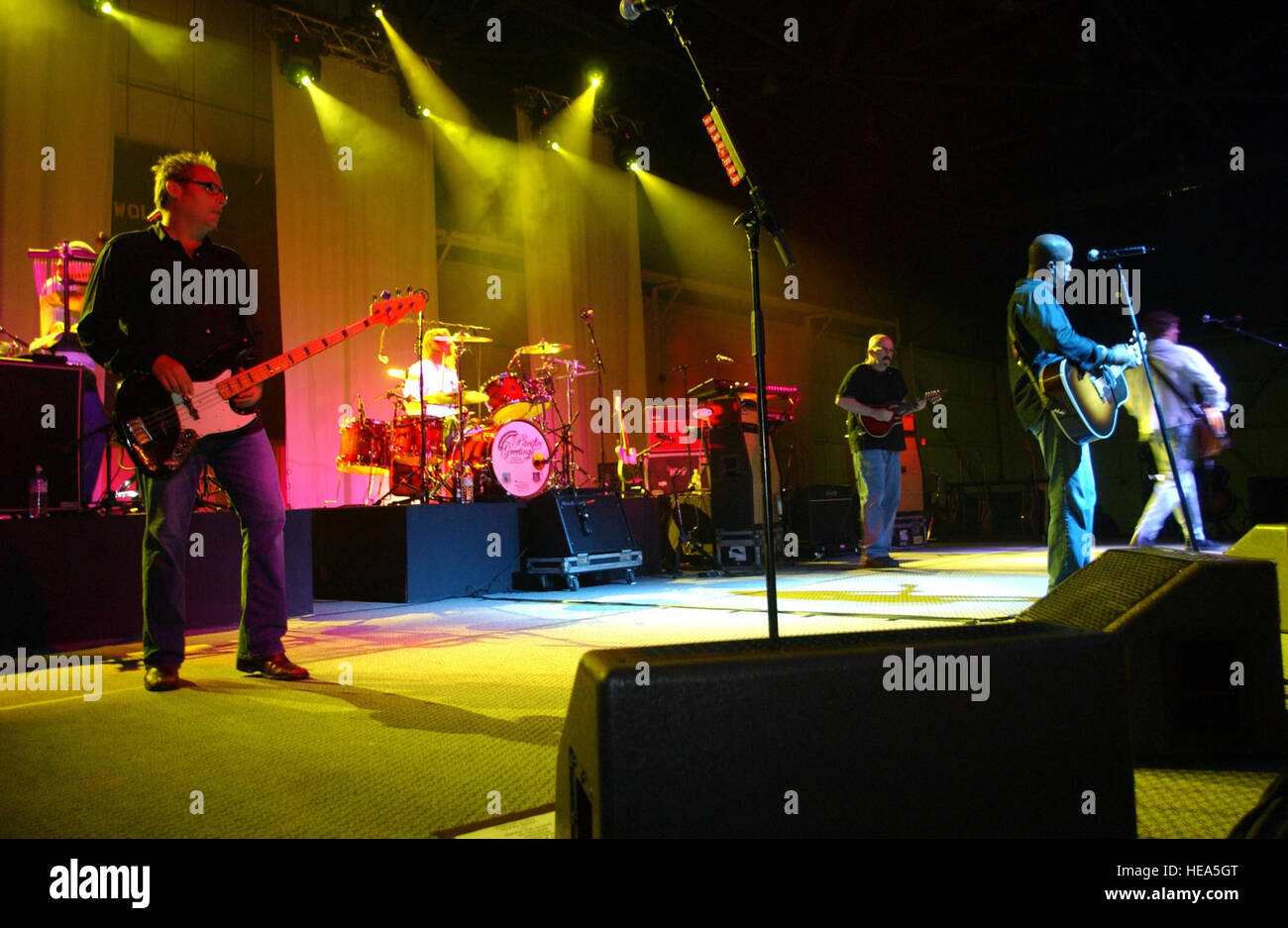 Auf der Bühne führen die berühmten Hootie &amp; the Blowfish während Betrieb pazifischen Grüße, die auch die neu-England Patrioten Cheerleader und Air Force Reserve Band am Kunsan Air Base (AB), Südkorea (ROK). Stockfoto