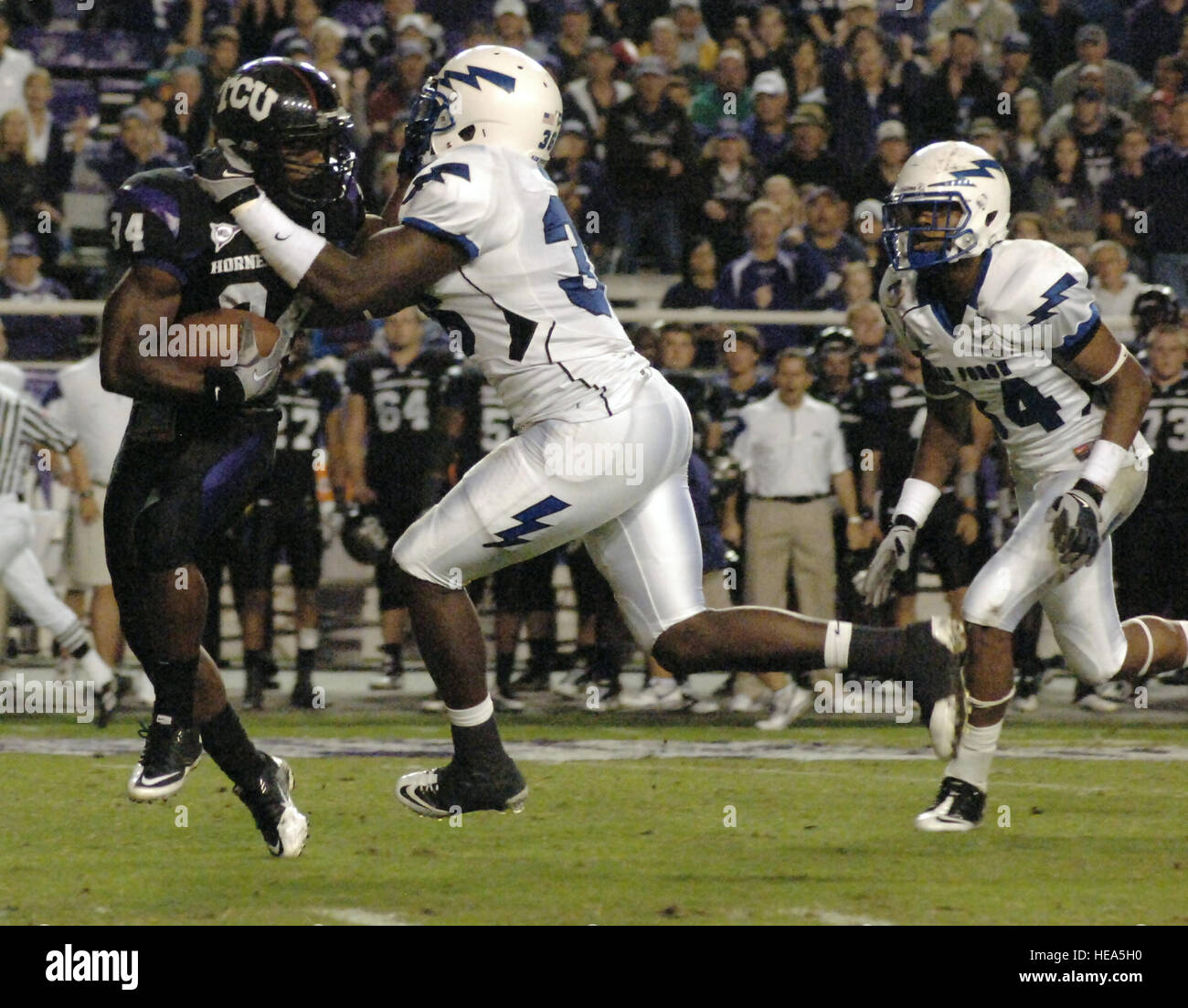 Luftwaffe außerhalb Linebacker Andre Morris Jr. befasst sich mit TCU Stau Ed Wesley im Freien bei Amon G. Carter Stadium 23. Oktober 2010. Wesley trug 28 Mal für 209 Yards und zwei Touchdowns in TCU 38-7 Sieg über die Falcons. John Van Winkle) Stockfoto