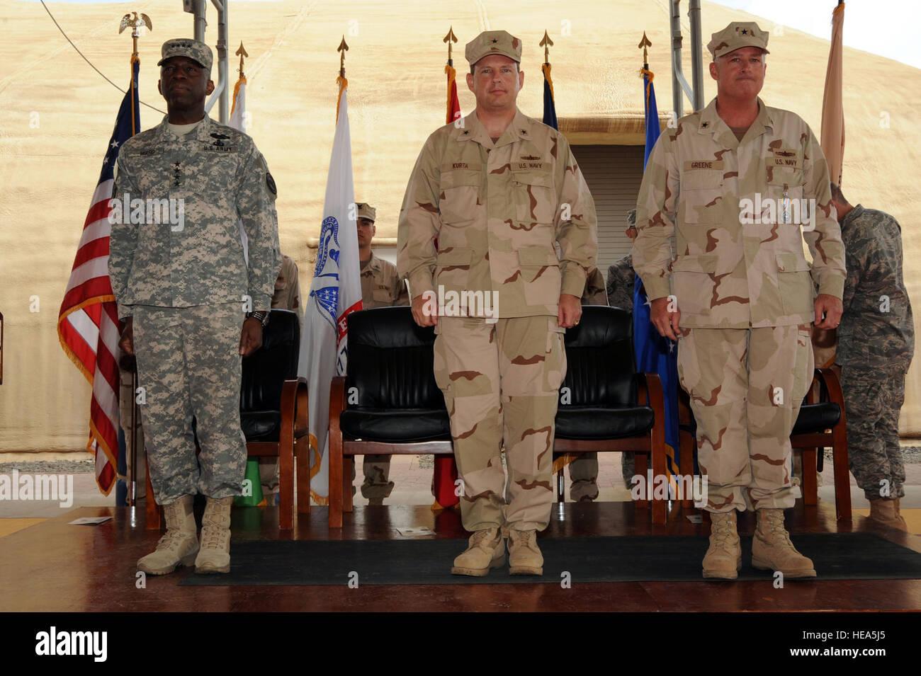 General William 'Kip' Ward (right) Rear Admiral Anthony M. Kurta (Mitte) und Hinterer Admiral Phillip H. Greene stehen stramm beim Wechsel der Befehl Zeremonie für kombinierte gemeinsame Task Force Horn von Afrika, Camp Lemonier, Dschibuti, am 5. Februar 2009. Gen Ward Commander, US Africa Command, den Vorsitz über die Übernahme des Kommandos durch Konteradmiral Kurta Konteradmiral Greene. CJTF-HOA-Mission ist zu Sicherheitskapazitäten aufzubauen, Förderung der regionalen Zusammenarbeit und Interessen der Koalition um gegen Extremismus durchsetzen.   (US Air Force SSgt Joseph L. Swafford Jr.) Stockfoto