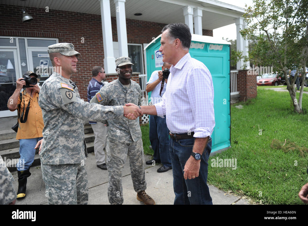 Republikanischen Präsidentschaftskandidaten Mitt Romney Dank Louisiana Armee Nationalgardisten für ihre Bemühungen in der Nachmahd von Hurrikan Isaac 31. August 2012, in Lafitte, La Isaac entwickelt als tropischer Sturm über den westlichen Atlantik 21. August 2012, Puerto Rico, der Dominikanischen Republik, Haiti und Kuba vor seinem Landfall als Hurrikan an der Golfküste der Vereinigten Staaten zu beeinflussen.  Master Sergeant Toby M. Valadie Stockfoto