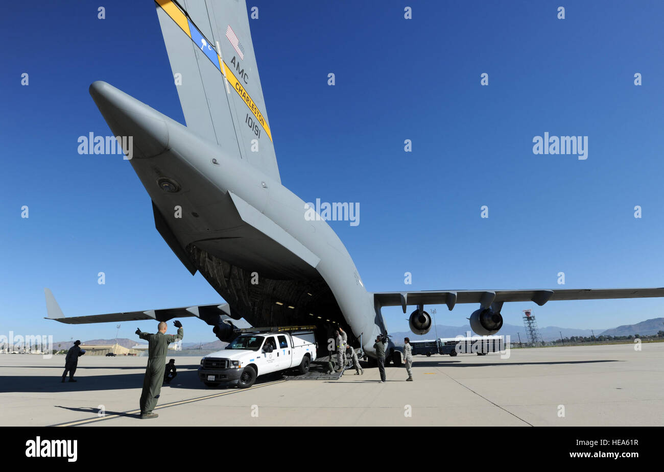Los Angeles-Wasser und Strom Fahrzeug verladen c-17 Globemaster III vom 15. Airlift Squadron gemeinsame Basis Charleston 4. November 2012. Das Department of Defense Kräfte, Fähigkeiten und logistische Versorgung in der Region New York/New Jersey zur Unterstützung der Federal Emergency Management Agency Reaktion auf Hurrikan Sandy von März fließt weiterhin Air Reserve Base, Kalifornien. Stockfoto