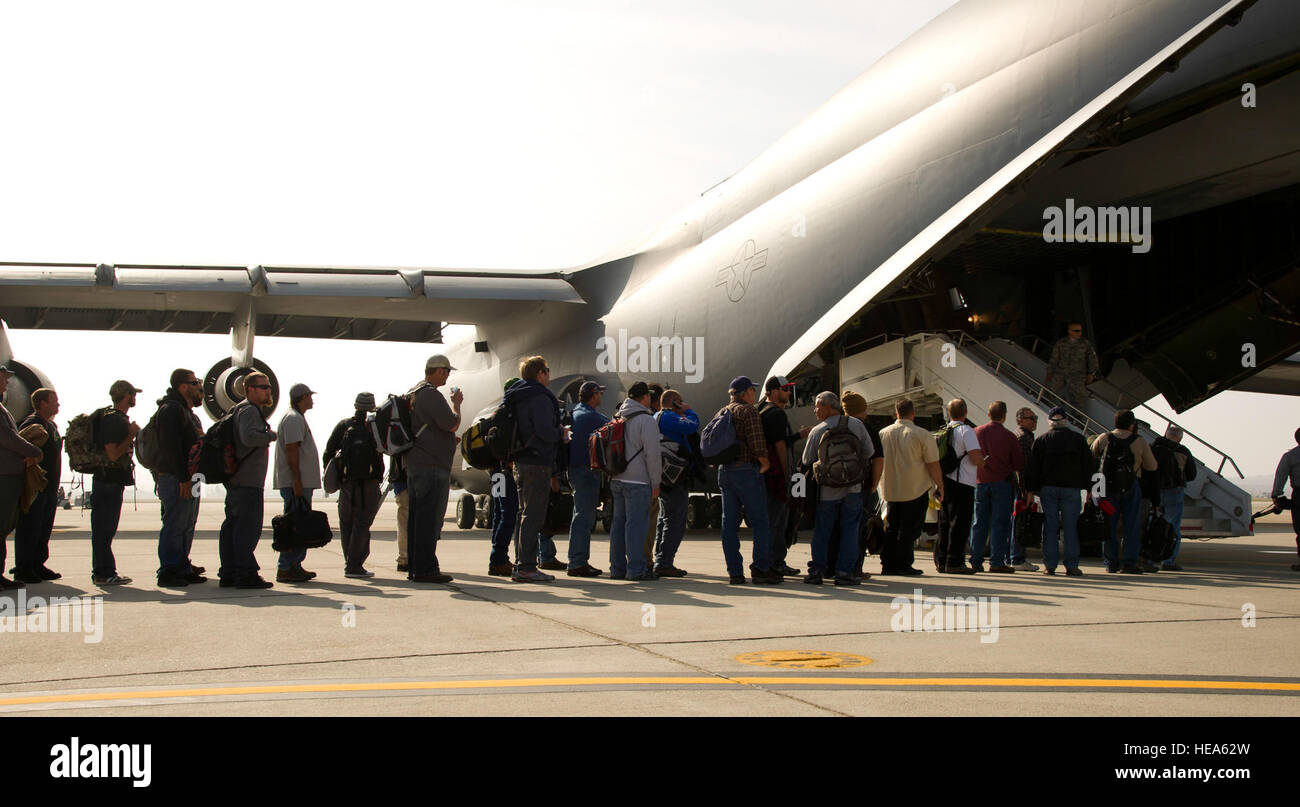 Mitarbeiter von San Diego Gas and Electric vorzubereiten, eine US Luftwaffe c-5 Galaxy zur Unterstützung der Hurrikan Sandy Hilfsmaßnahmen im März Flugzeug Air Reserve Base, Kalifornien, 1. November 2012. Militärische Stützpunkte in der ganzen Nation sind in der nordöstlichen Region des Landes zur Wiederherstellung Strom und humanitären Hilfe, mobilisieren, wie derzeit mehr als 2 Millionen Menschen ohne Strom.  Staff Sgt Matthew Smith Stockfoto