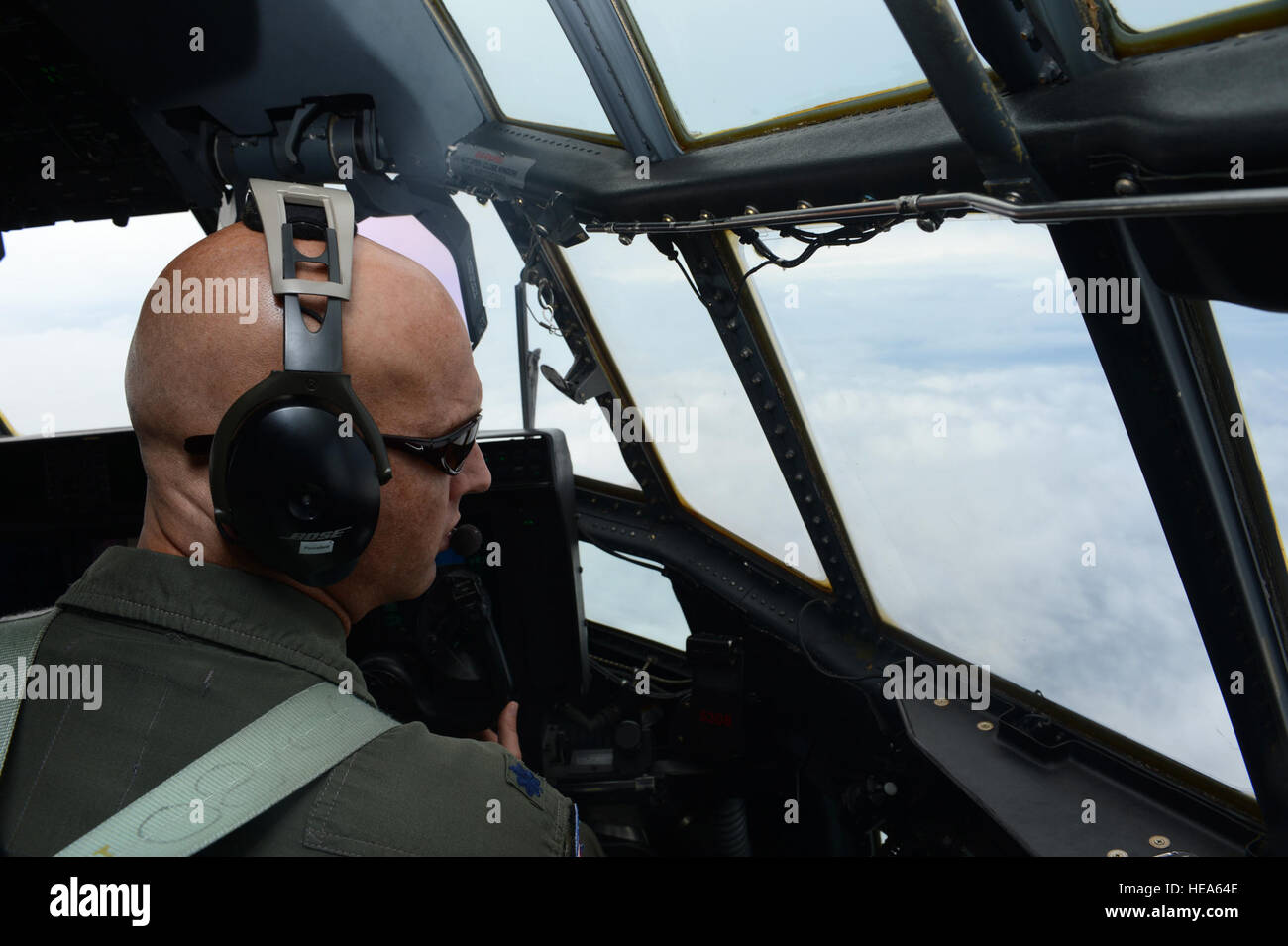 US Air Force Oberstleutnant Ty Piercefield, ein Pilot mit dem 53. Wetter Reconnaissance Squadron, schaut aus dem Cockpitfenster eines WC-130J Hercules-Flugzeugen während einer Aufklärungsmission Wetter 29. Oktober 2012, über den Atlantik in der Nähe der US-Ostküste. Das Flugzeug-Besatzung war die Bewegung des Hurrikans Sandy verfolgen, als der Sturm die New York City und New Jersey Bereichen näherte. Sandy im westlichen karibischen Meer gebildet und Jamaika, Kuba, Haiti und den Bahamas vor seinem Landfall in der Mid-Atlantic Region der Vereinigten Staaten betroffen.  Staff Sgt Jason Robertson) Stockfoto