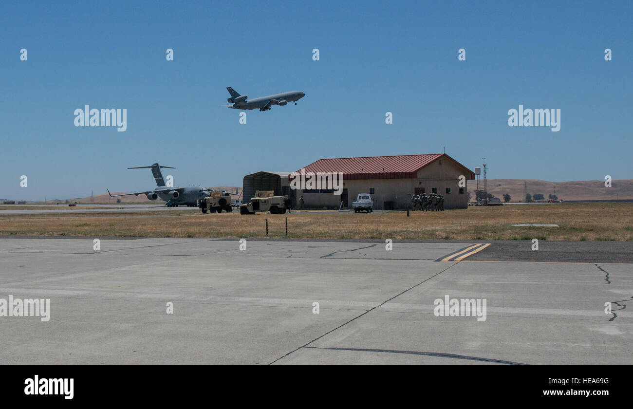 Eine Anti-Hijacking-Übung unter der Leitung von 60. Air Mobility Wing und anderen externen Agenturen bespielt Travis Air Force Base, Kalifornien, 23. Juni 2015.  Eine c-17 Globemaster spielte die Rolle des entführten Flugzeugs wo übernahm ein Crew-Mitglied versucht, auf den Philippinen, der islamische Staat Irak (ISIS) beizutreten. Das Flugzeug wurde abgefangen und drehte sich zu Travis AFB durch zwei Western Air Defense Air National Guard f-15 Adler aus Fresno, Kalifornien und gezwungen, landen. Nach einer kurzen Verhandlung, Mitglieder der 60 Sicherheit Kräfte Squadron stürmten das Flugzeug, neutralisiert die Stockfoto