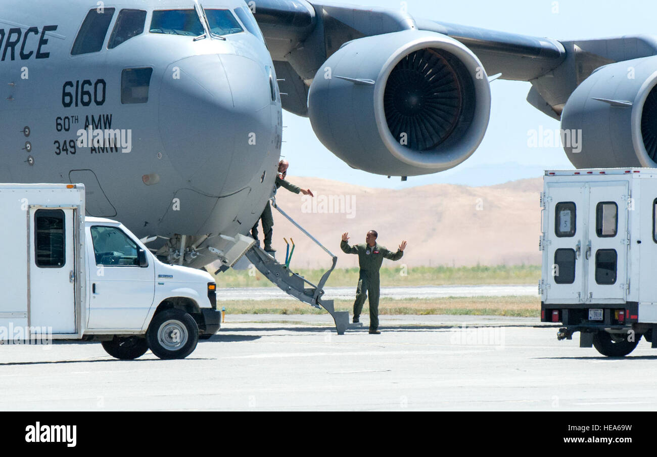 Eine Anti-Hijacking-Übung unter der Leitung von 60. Air Mobility Wing und anderen externen Agenturen bespielt Travis Air Force Base, Kalifornien, 23. Juni 2015. Eine c-17 Globemaster spielte die Rolle des entführten Flugzeugs wo übernahm ein Crew-Mitglied versucht, auf den Philippinen, der islamische Staat Irak (ISIS) beizutreten. Das Flugzeug wurde abgefangen und drehte sich zu Travis Air Force Base durch zwei Western Air Defense Air National Guard f-15 Adler aus Fresno, Kalifornien, und gezwungen, landen. Nach einer kurzen Verhandlung Mitglieder der 60 Sicherheit Kräfte Squadron stürmten das Flugzeug, neutralisieren Stockfoto