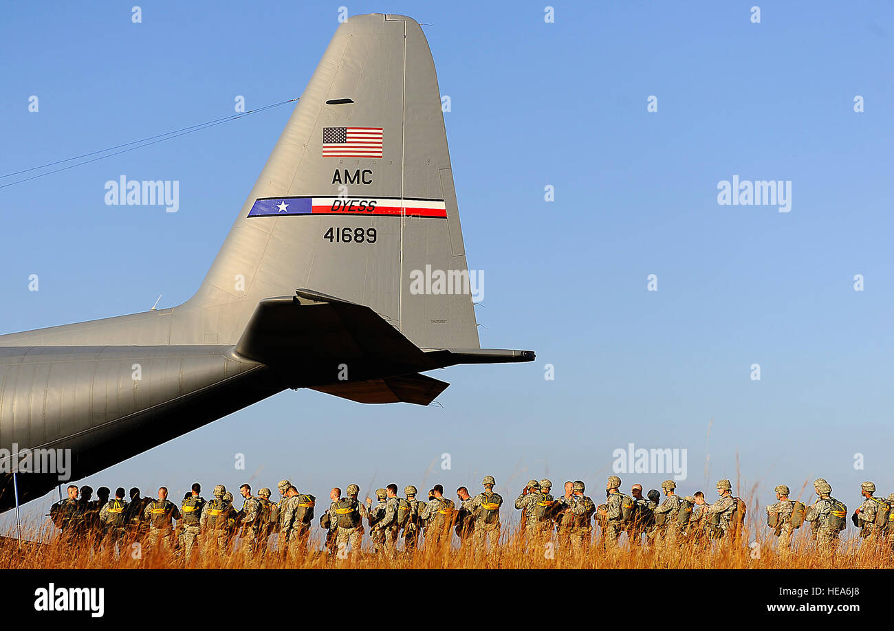 US Army Rangers zugewiesen 6. Ranger Training Bataillon bereiten eine US Luftwaffe c-130 Hercules-Flugzeuge zugeordnet zum 317th Luftbrücke Geschwader für einen Static-Line-Sprung in Camp Ruder, Florida, 25. November 2009 an Bord.  Senior Airman Julianne Showalter, US Airforce Stockfoto