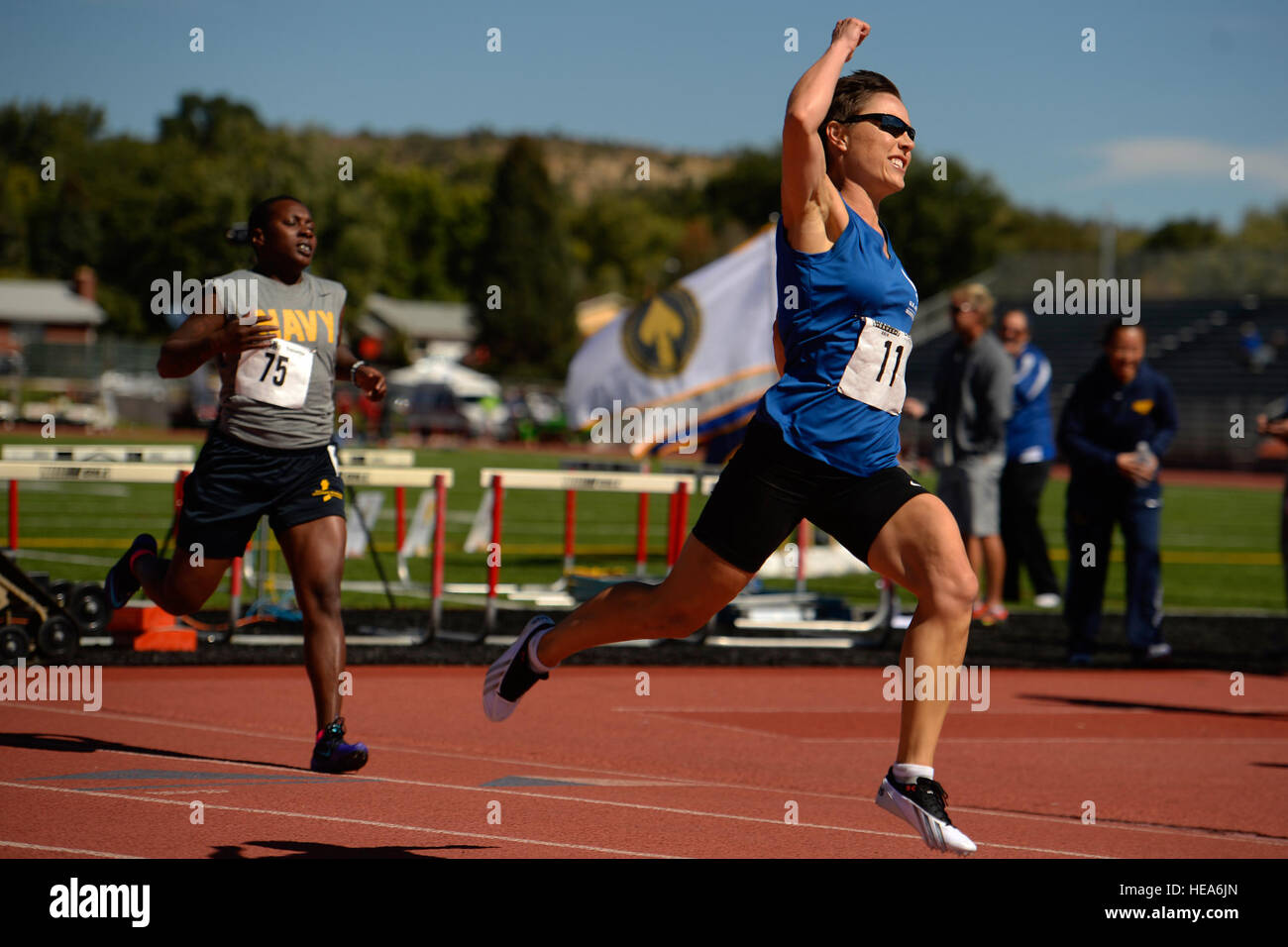 Luftwaffe Athleten Lara Ishikawa feiert einen Sieg in der 100 Meter-Lauf bei den 2014 Krieger spielen in Colorado Springs, Colorado, 2. Oktober 2014. Die Krieger Spiele besteht aus Athleten aus in das Department Of Defense, die im Paralympischen Stil Events für ihre jeweiligen militärischen Zweig. Das Ziel der Spiele ist, markieren Sie das unbegrenzte Potenzial der Krieger durch Leistungssport zu helfen. (US Air Force Foto Tim Chacon) Stockfoto