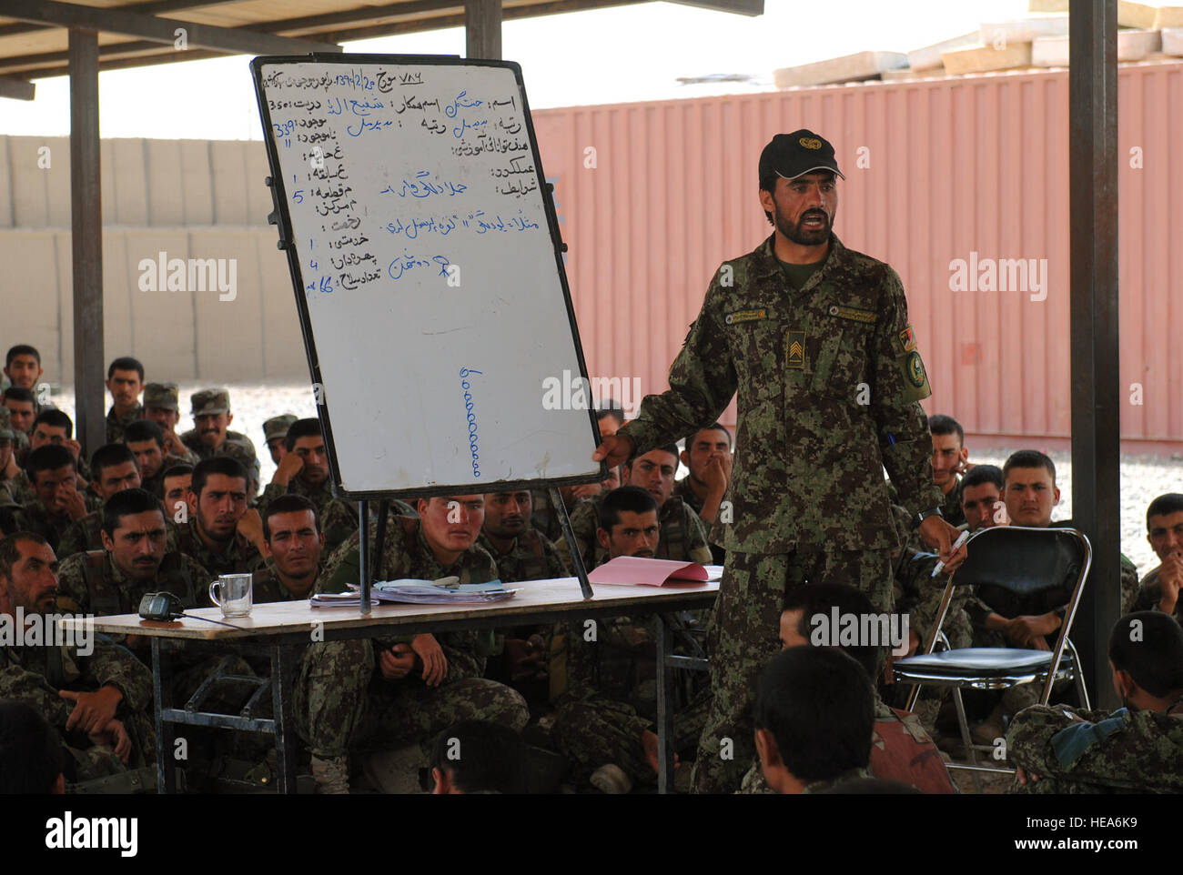 Dozent Vorlesungen Afghan National Army Auszubildenden über Kader Angriffsfertigkeiten in Woche 5 der Krieger Grundausbildung im regionalen militärischen Training Center, 10. Mai 2011, in Kandahar, Afghanistan.  BWT ist ein intensives achtwöchigen Trainingsprogramm Rekruten während der militärischen Grundausbildung, Waffen, taktische, und körperliches Training und Lese-und Schreibfähigkeiten erhalten.   Tech Sgt. Adrienne Brammer) Stockfoto