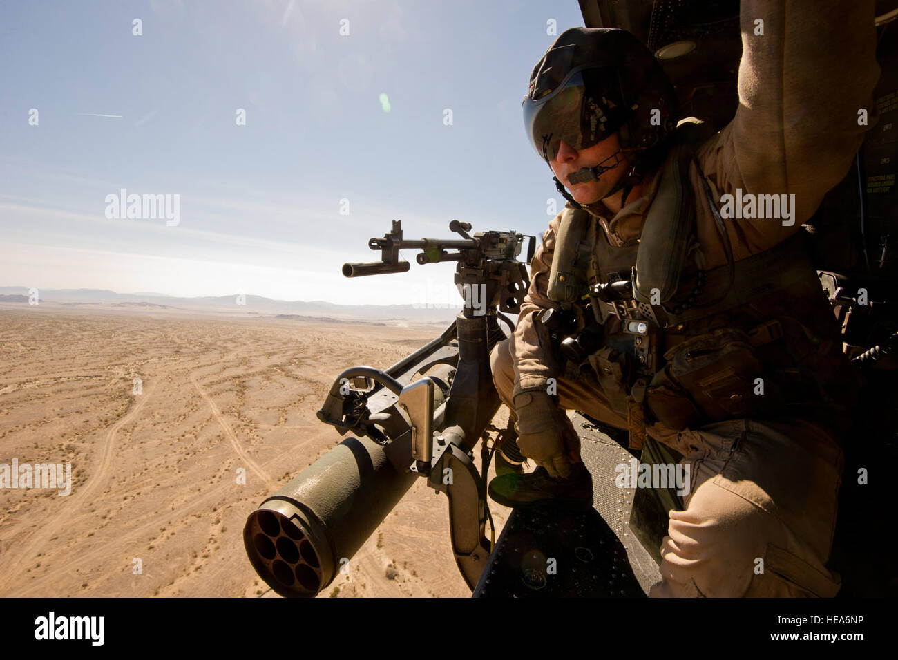 US Marine Corps Sgt. Travis Bell, eine UH-1Y Huey "Venom" Hubschrauber Tür Kanonier mit Marine Light Attack Helicopter Squadron 169 (HMLA-169) aus Camp Pendleton, Kalifornien, Scans für Bedrohungen während einer Trainingsmission 18. Februar 2015, zur Unterstützung der integrierten Übung 2-15 im Marine Corps Air Ground Combat Center (MCAGCC) Twentynine Palms, Kalifornien MCAGCC relevanten kombinierte Waffen, die live Fire training führt, urbane Operationen , und Gelenk/Koalition Integration Ebene Training, das fördert die operativen Kräfte bereit.  Master Sergeant Donald R. Allen Stockfoto