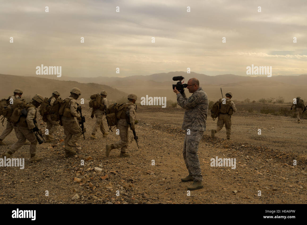 US Air Force Master Sgt. John Nimmo, Fotojournalist, 4. Kampf Kamera Squadron, März Air Reserve Base, Kalifornien, Dokumente-Marines, die Teilnahme an der integrierten Übung 2-15 im Marine Corps Air Boden bekämpfen Center Twentynine Palms (MCAGCC), Kalifornien, 25. Januar 2015 zu bekämpfen. MCAGCC führt relevant Leben Feuer kombinierte Waffen training, urbane Operationen und Joint/Koalition Integration Ebene Training, das fördert die operativen Kräfte Bereitschaft.  Techn. Sgt. Matthew Smith Stockfoto