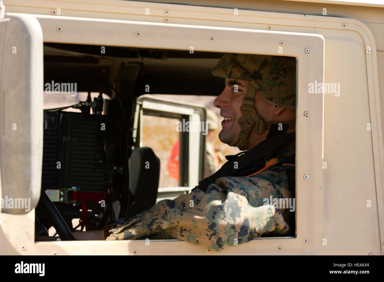 U.S. Marine Lance Cpl. Dominic J. Pavelko, Kraftverkehr Operator, taktisches Training Übung Kontrollgruppe, Marine Corps Air Ground Combat Center Twentynine Palms (MCAGCC)-Kalifornien, betreibt einen Humvee während integrierte Übung 2-15 im Marine Corps Air Boden bekämpfen Center Twentynine Palms (MCAGCC), 2. Februar 2015. MCAGCC führt relevant Leben Feuer kombinierte Waffen training, urbane Operationen und Joint/Koalition Integration Ebene Training, das fördert die operativen Kräfte Bereitschaft.  Staff Sgt Amy F. Picard Stockfoto