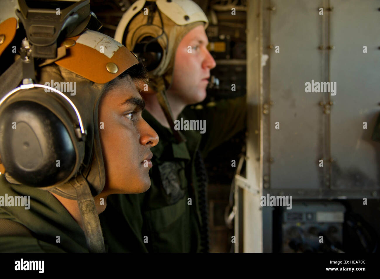 U.S. Marine Corps Lance Cpl. Alberto Velasco, links, und Sgt. Miles Garcia, Marine schwere Hubschrauber Geschwader (HMH) 462, Marine Corps Station Miramar, Kalifornien, Stand-by, Trouble shooting mechanische Probleme auf eine CH-53E Super Stallion-Hubschrauber zur Unterstützung der integrierten Übung 2-15 im Marine Corps Air Boden bekämpfen Center Twentynine Palms (MCAGCC), Kalifornien, 7. Februar 2015. MCAGCC führt relevant Leben Feuer kombinierte Waffen training, urbane Operationen und Joint/Koalition Integration Ebene Training, das fördert die operativen Kräfte Bereitschaft.  Staff Sgt Heather Cozad Staley Stockfoto