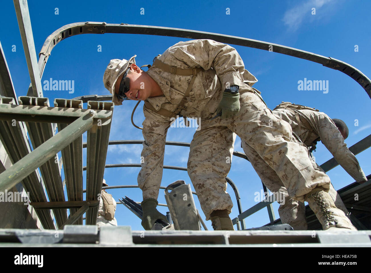 US-Marines zugewiesen 1. Transport Support Battalion, 1st Marine Logistics Group, Marine Corps Base Camp Pendleton, Kalifornien, entfernen Sie das Seitengitter und Truppe Sitze von einem MK27 Cargo LKW während integrierte Übung 2-15 im Marine Corps Air Ground Combat Center (MCAGCC) Twentynine Palms, Kalifornien, 11. Februar 2015. MCAGCC führt relevant Leben Feuer kombinierte Waffen training, urbane Operationen und Gelenk/Koalition Integration-Ebene, die Ausbildung fördern operativen Kräfte bereit.  Techn. Sgt Efren Lopez Stockfoto