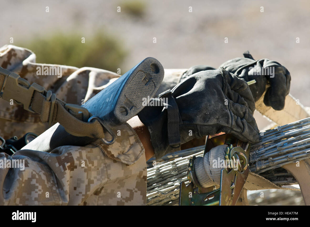 U.S. Marine Lance Cpl. Christian Garcia, unstraps ein Wasser-Support-Techniker, die Bekämpfung von Logistik-Bataillon 13, 1. Marine Logistics Group, Marine Corps Base Camp Pendleton zugewiesen Ziehharmonika-Rasiermesserdraht aus einem Humvee während integrierte Übung 2-15 in Twentynine Palms Calif. Marine Corps Air Ground Combat Center (MCAGCC), 15. Februar 2015. MCAGCC führt relevant Leben Feuer kombinierte Waffen training, urbane Operationen und Ausbildung, Integration Joint/Koalition Ebene fördern Einsatzkräfte bereit.  Techn. Sgt Efren Lopez Stockfoto