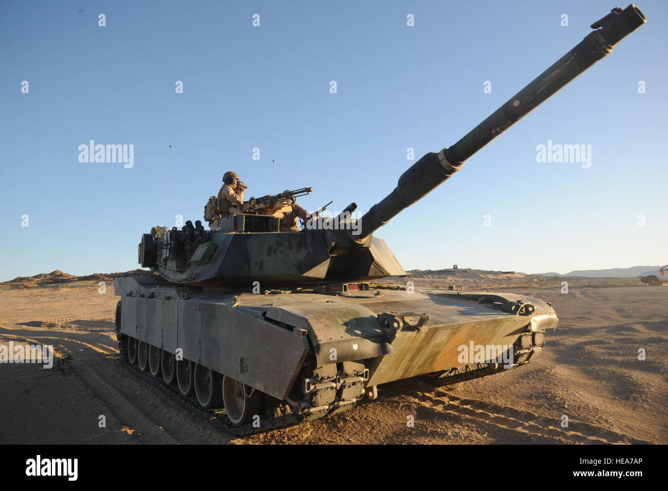 Ein US-Marine Corps M1A1 Abrams-Panzer wartet Missionsziele während integrierte Übung 2-15 im Marine Corps Air Boden bekämpfen Center Twentynine Palms (MCAGCC), Kalifornien, 17. Februar 2015. MCAGCC führt relevant Leben Feuer kombinierte Waffen training, urbane Operationen und Joint/Koalition Integration Ebene Training, das fördert die operativen Kräfte Bereitschaft.  Talking SGT Joselito Aribuabo Stockfoto