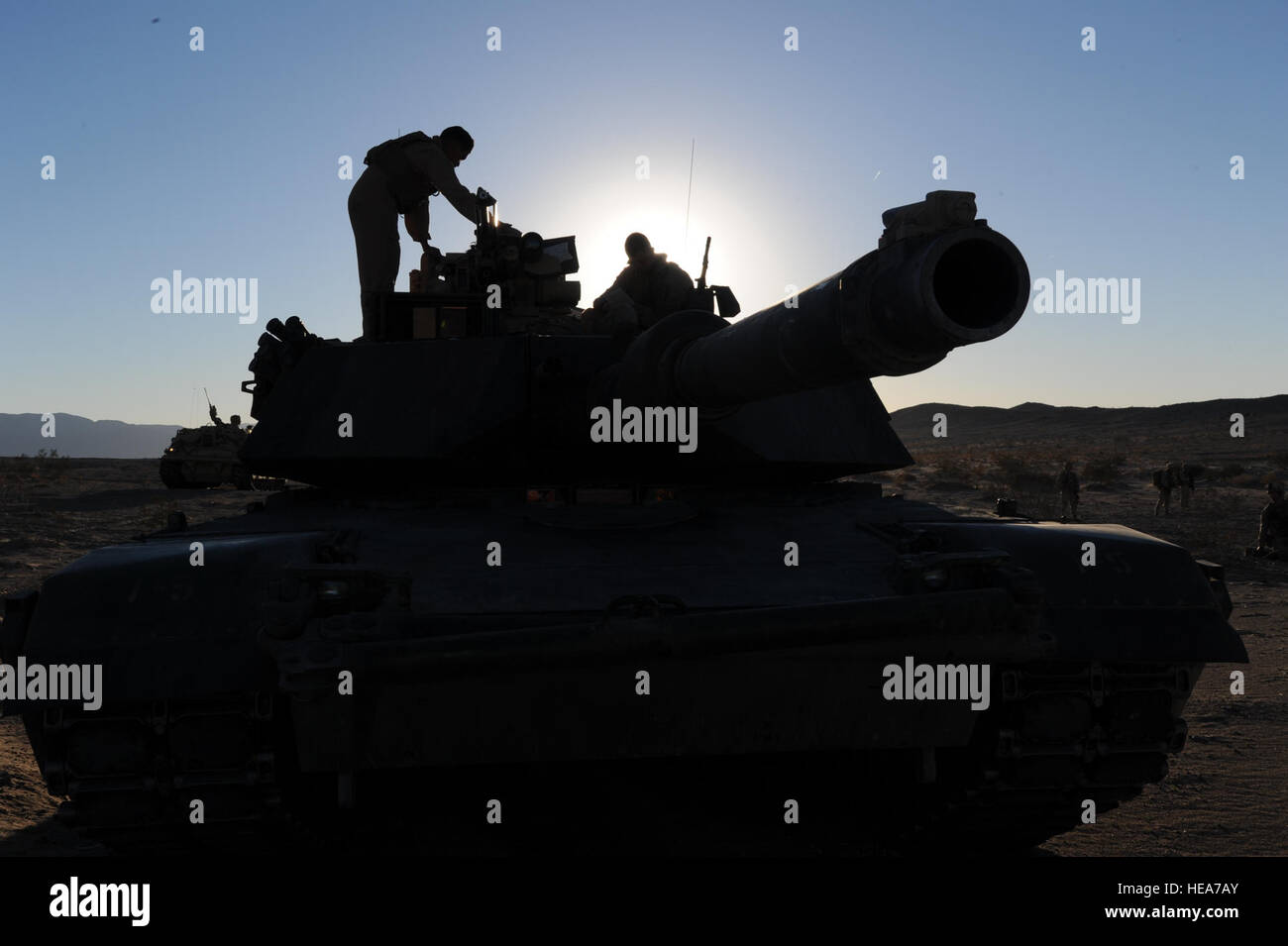 Ein US-Marine Corps M1A1 Abrams-Panzer wartet Missionsziele während integrierte Übung 2-15 im Marine Corps Air Boden bekämpfen Center Twentynine Palms (MCAGCC), Kalifornien, 17. Februar 2015. MCAGCC führt relevant Leben Feuer kombinierte Waffen training, urbane Operationen und Joint/Koalition Integration Ebene Training, das fördert die operativen Kräfte Bereitschaft.  Joselito Aribuabo technisch Sgt. Stockfoto