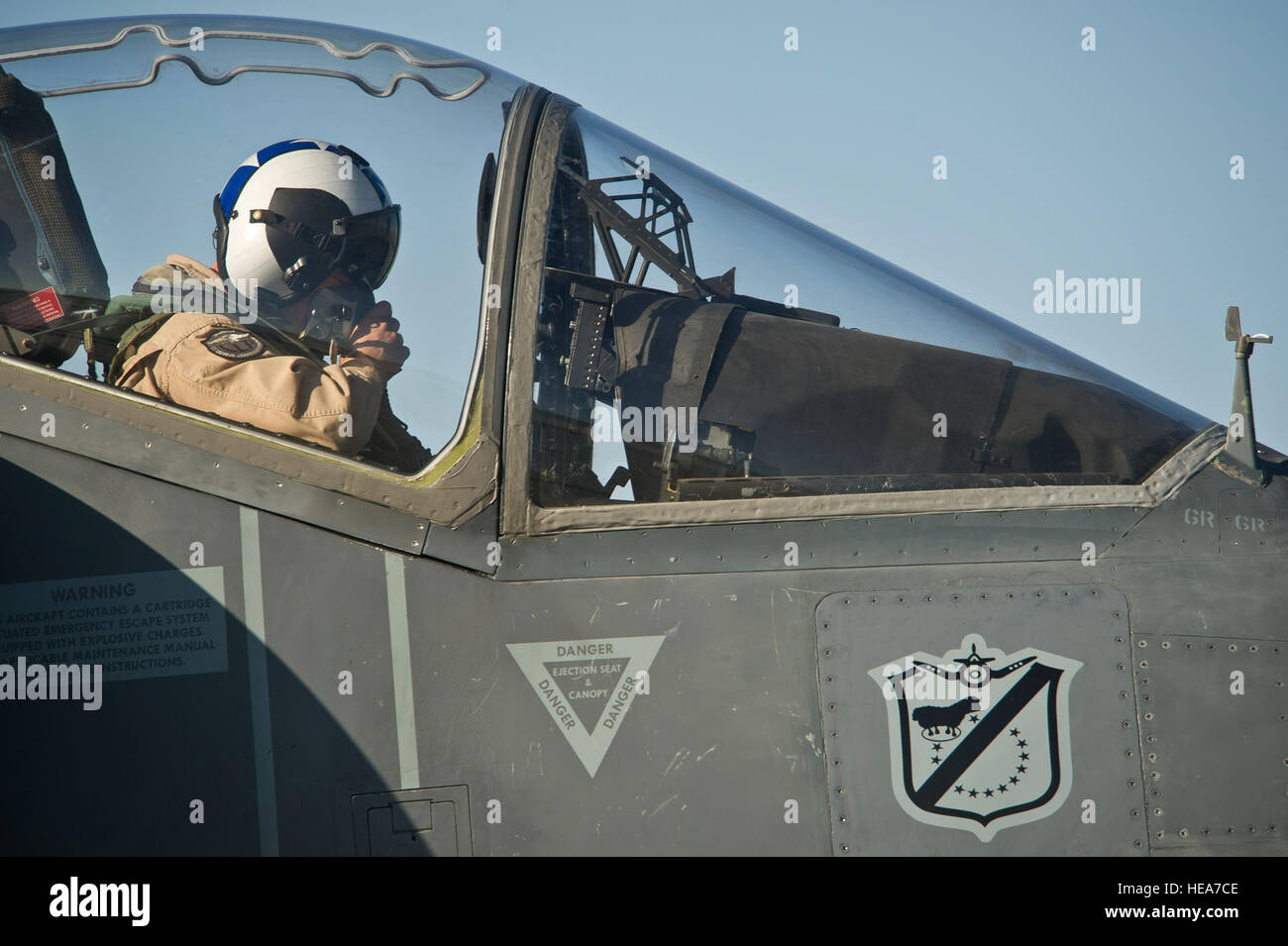 Spanische Marine pilot Lt. Joaquin Fernandez de Los Rios auf Marine Angriff Geschwader 214 'Schwarze Schafe' Marine Corps Air Station Yuma, Arizona, Kontrollen die Sauerstoffmaske auf eine AV-8 b Harrier vor einem Training mission während integrierte Übung 2-15 im Marine Corps Air Ground Combat Center (MCAGCC) Twentynine Palms, Kalifornien, 18. Februar 2015 gelegt. MCAGCC führt relevant Leben Feuer kombinierte Waffen training, urbane Operationen und Gelenk/Koalition Integration-Ebene, die Ausbildung fördern Einsatzkräfte bereit.  Techn. Sgt Efren Lopez Stockfoto