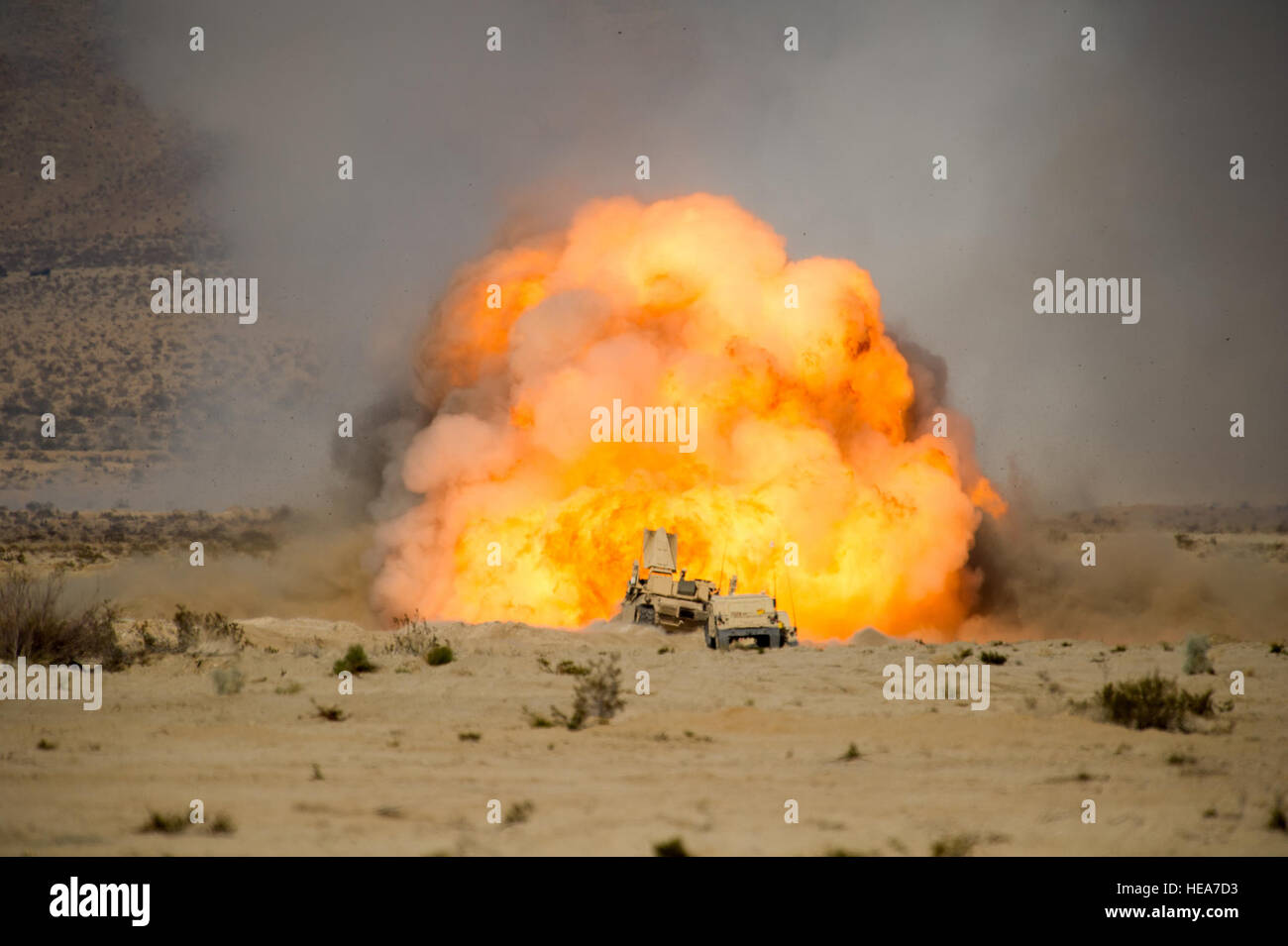 US-Marines mit 1st Combat Engineer Battalion (1. CEB), nutzen ein M1 Assault Breacher Vehicle (AVB), eine M58 Mine Clearing Line kostenlos (MICLIC)-Rakete mit Zusammensetzung C (c-4) um die eingelagerten Minen vorzeitig während der Teilnahme an einer mobilen Hindernisparcours während integrierte Übung 2-15, MCAGCC Twentynine Palms, Kalifornien, 4. Februar 2015 zünden explosiver angebracht zu beschäftigen. MCAGCC führt relevant Leben Feuer kombinierte Waffen Ausbildung, städtische Betriebe und Gelenk/Koalition Ebene Integration Ausbildung fördert operativen Kräfte bereit.  Master Sergeant John R. Nimmo Sr. Stockfoto