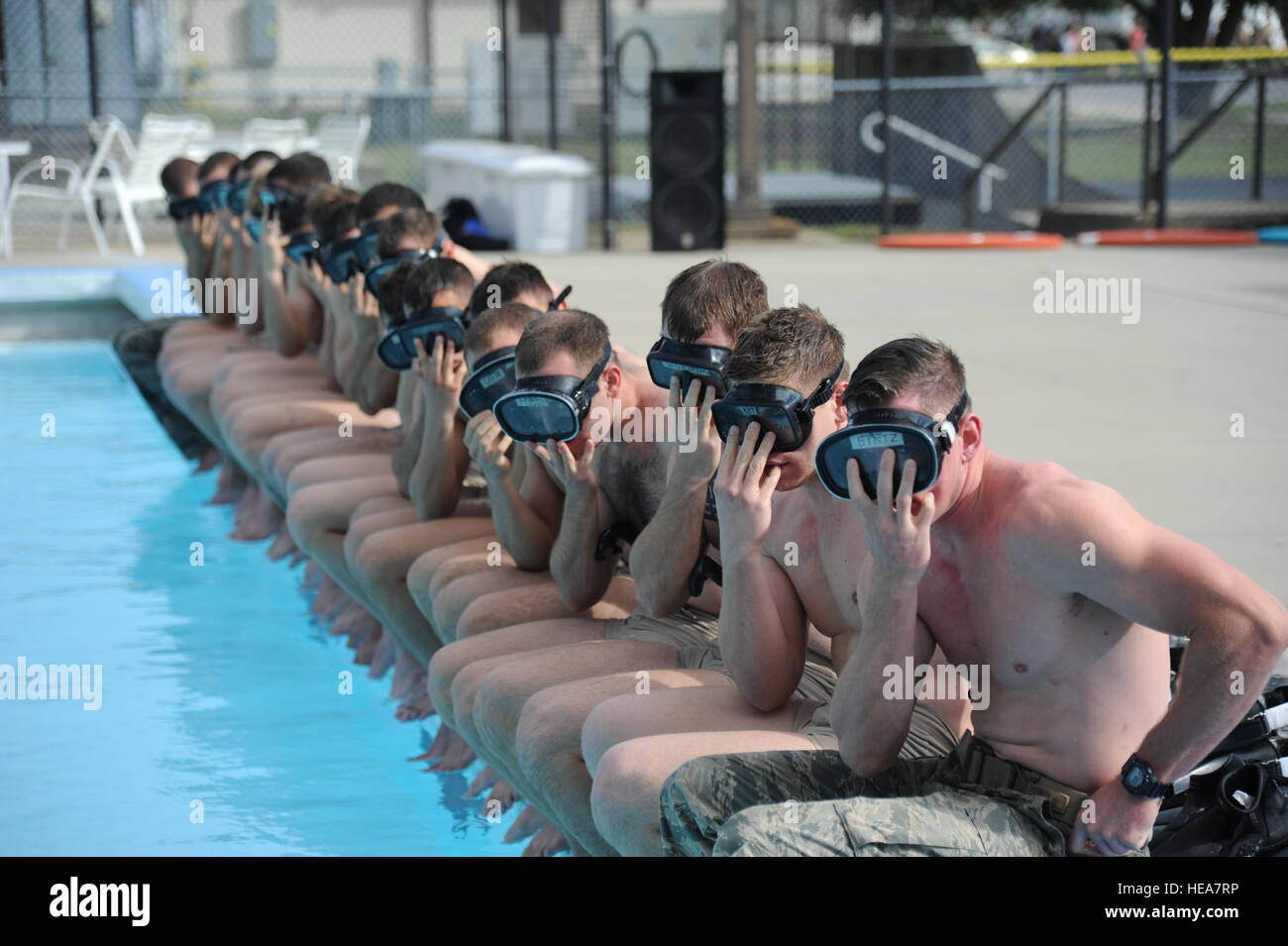 Mitglieder der 334. Training Squadron bekämpfen Controller und 335th Training Squadron Spezialoperationen Wetterteam bereiten Dreieck Pool eingeben, wie sie in einer Gedenkstätte körperliches Training Session 26. September 2014, MacDill Air Force Base, Miss teilnehmen. Die Sitzung enthalten einen Ruck Marsch entlang der Ocean Springs Beach und über die Brücke Biloxi Ocean Springs. Die PT-Veranstaltung war im Speicher der Bekämpfung Controller Senior Airman Mark Forester, der in Aktion 29. September 2010, ums Leben kam und Senior Airman Daniel Sanchez, der KIA 16. September 2010 war. Kemberly Groue) Stockfoto