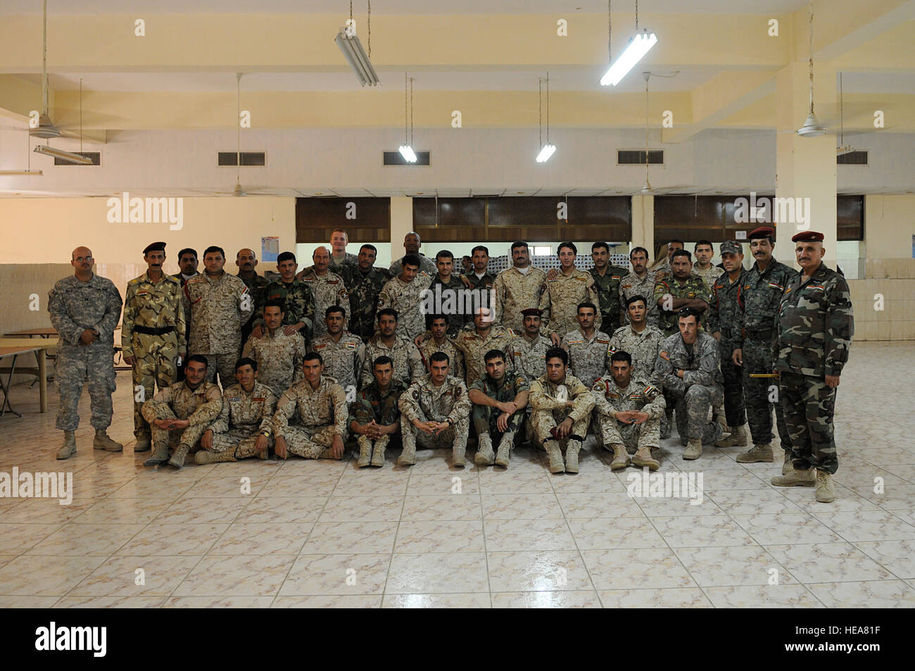 US-Soldaten, die 1. Kommando-Bataillon Bataillon Übergangsteam und Soldaten der irakischen Shurta, Abteilung der Grenze Enforcement Team zugewiesen nehmen ein Gruppenfoto am Ende des Tages Training in Basra, Irak, Sept. 29. US-Soldaten von der 1. Commando, BTT, Lehren die Kurse vermitteln Selbstvertrauen in Notwehr, Karte lesen, globales Positionsbestimmungssystem, erste-Hilfe und Personal suchen. Stockfoto