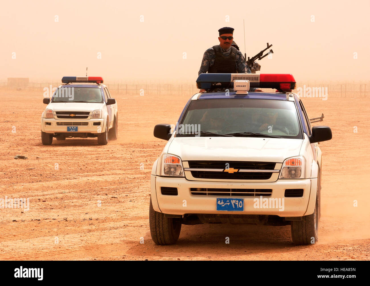 Polizisten aus dem Sequor, Irak, Ankunft auf dem Schießplatz in Kontingenz operative Basis Speicher, Tikrit, Irak, 15. Juli 2009. Die Polizisten zeigen die erlernten sie Waffen Einarbeitung Training mit US-Soldaten zugewiesen der 25. spezielle Truppen Bataillon Sicherheitsabteilung, 25. Infanterie-Division.  Staff Sgt Luke P. Thelen Stockfoto