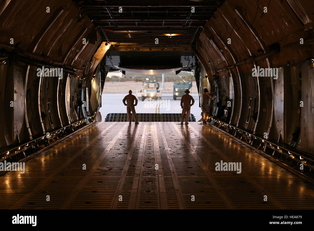 Luftwaffe Besatzungsmitglieder eine Lockheed C-5 Galaxy, 439th Patriot Flügel, Westover, Massachusetts, senken Sie die Rampe zum transport der Ausrüstung des 1. Bataillon, 182 Feldartillerie-Regiment, Michigan Army National Guard, CENTCOM Dez. 3 auf dem Silas L. Copeland an-/Abreise Air Control Gruppe Flugplatz Stockfoto