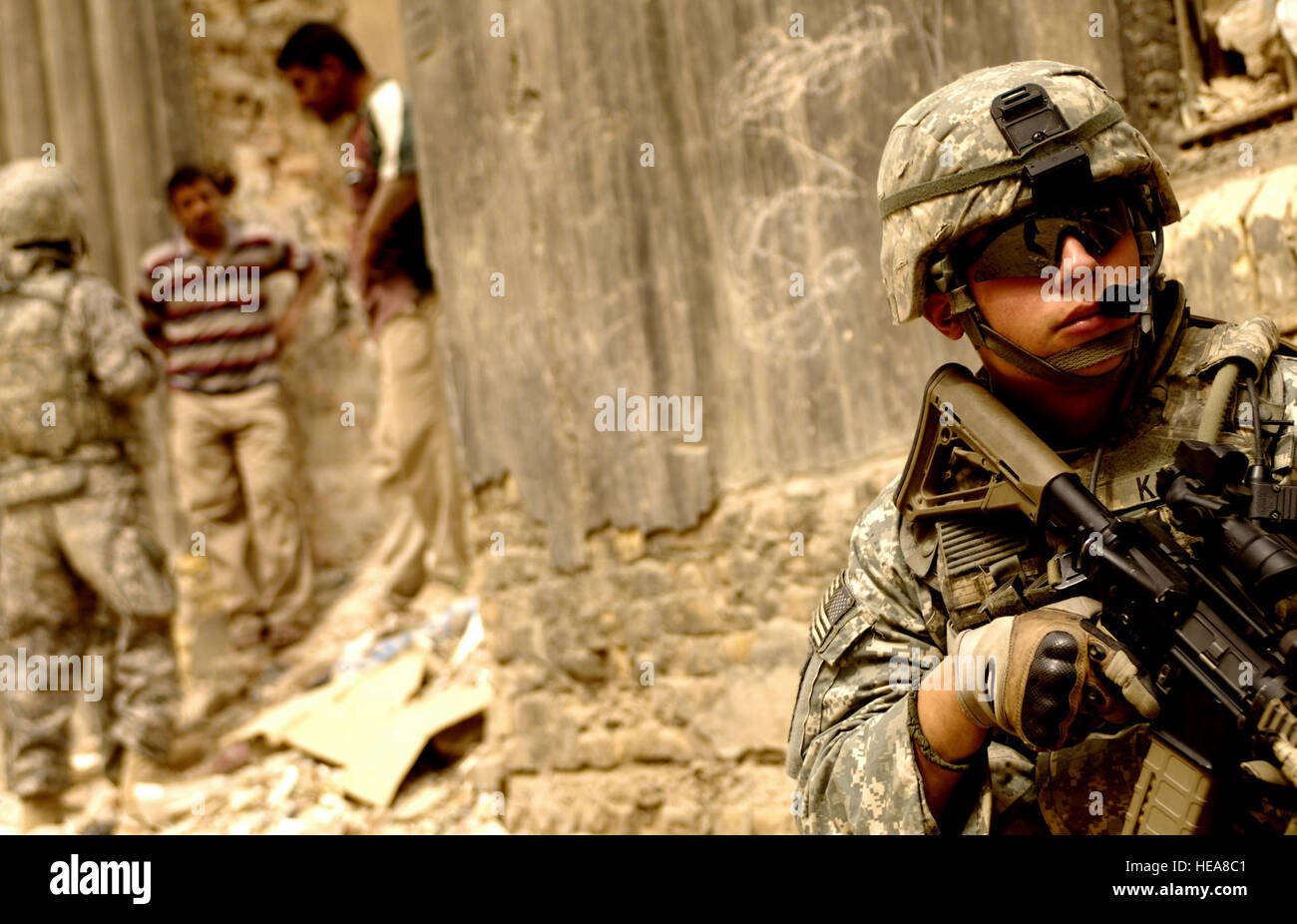US Army Spc. Andrew Kline, bietet von Bravo Company, 418th Civil Affairs Bataillon, Sicherheit während einer Patrouille in der Al Fadel Buchmarkt in Bagdad, Irak, 27. März 2008.  Staff Sgt Jason T. Bailey, US Air Force. (Freigegeben) Stockfoto