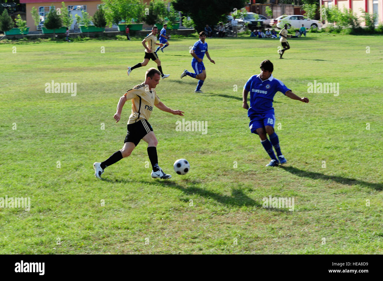 Das ISAF-Hauptquartier und Mitglieder der afghanischen Nationalarmee nehmen an einem Fußballspiel in Kabul, Afghanistan, teil, um die Kameradschaft und das Engagement zwischen multinationalen Militärs zu fördern. Stockfoto