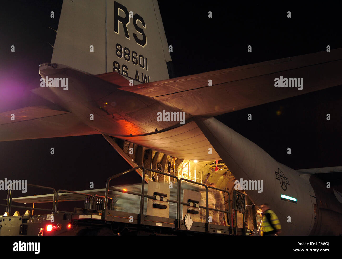 US Air Force Piloten entladen feuerhemmend aus einer C-130J Super Hercules Flugzeug, ein Lauffeuer-Hilfsmaßnahmen in der Nähe von Haifa, Israel, Dez. 4 zu unterstützen. US Air Forces in Europe gefolgen 20 Tonnen feuerhemmend nach Israel in eine gemeinsame Mission mit U.S. European Command die humanitäre Unterstützung für Israel. EUCOM begann die Mission, nachdem die israelische Regierung Hilfe vom U.S. Department of State aufgefordert, zu kontrollieren und löschen die Waldbrände zu retten Leben, Häuser, Infrastruktur und natürlichen Ressourcen. Benjamin Wilson Staff Sgt) Stockfoto