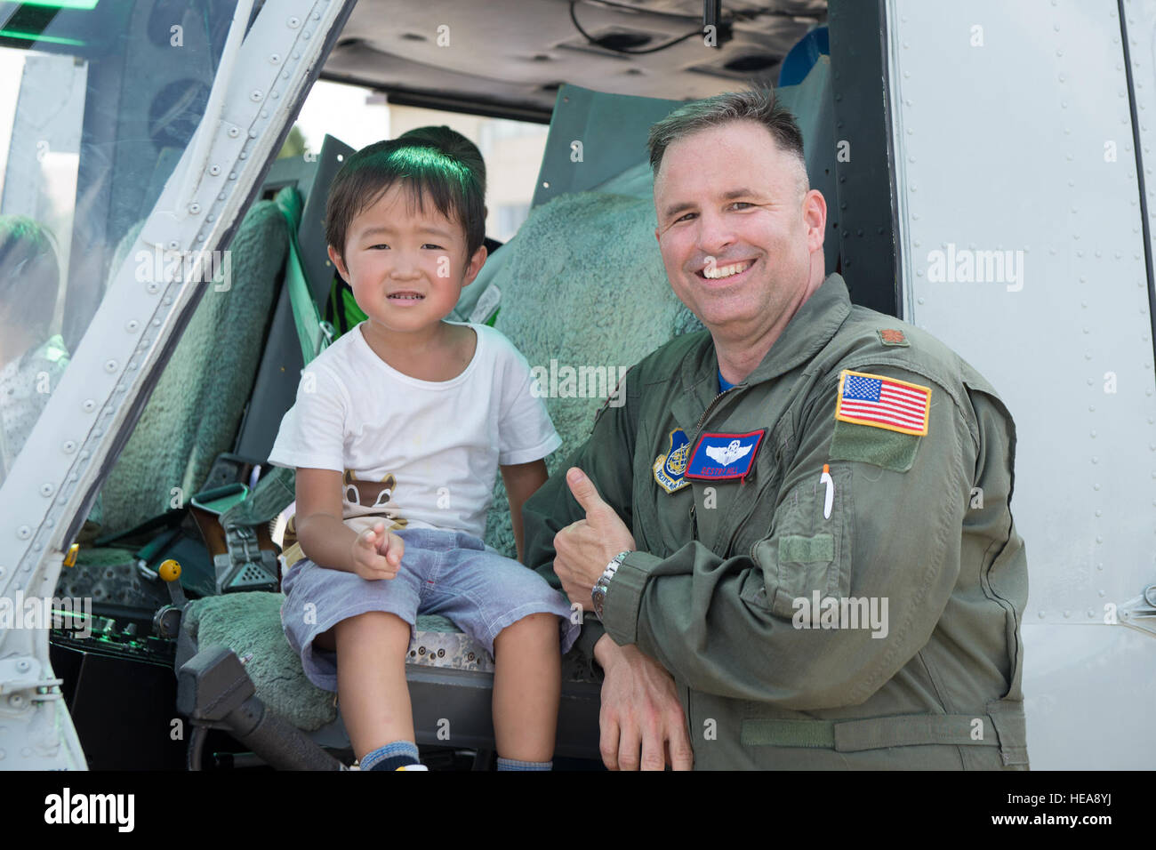 Major Destry Hill, UH-1N Irokesen Pilot und 5. Luftwaffe Regieassistent von Betrieb, posiert für Fotos mit ein Lokalmatador auf der Yokota Air Base, Japan, während des amerikanisch-japanischen Freundschaft Festivals 6. September 2014. Das Festival soll die bilaterale Beziehungen, die von den USA und Japan gemeinsam zu stärken.  Osakabe Yasuo Stockfoto