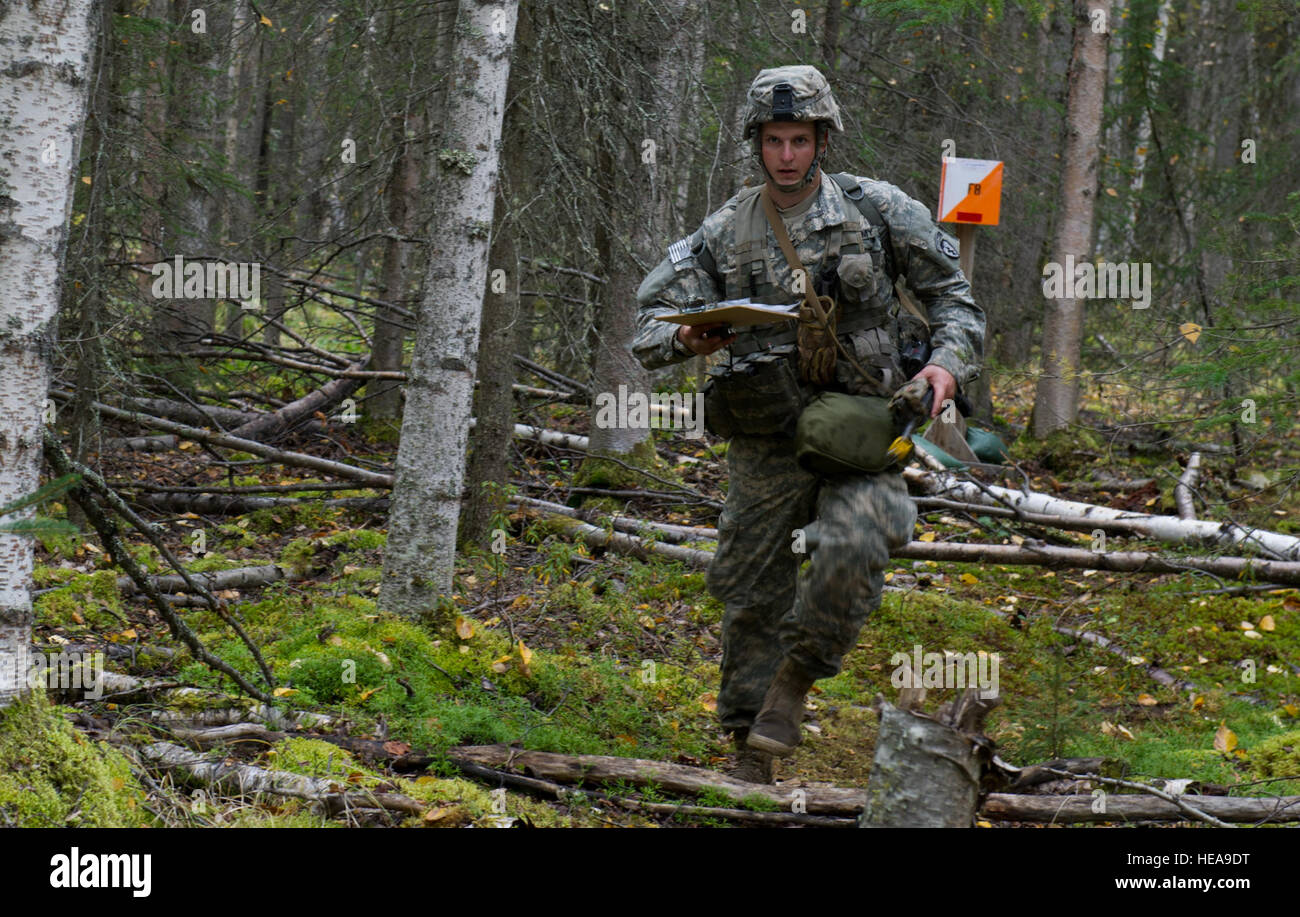 SPC. Mattew Ward, ein Eingeborener von Westminster, Maryland, zugewiesene Dog Company, 3rd Battalion (Airborne), 509. Infanterie-Regiment, 4th Infantry Brigade Combat Team (Airborne), 25. Infanterie-Division, U.S. Army Alaska, läuft zu seinem nächsten Punkt auf dem Land Navigation Kurs während Experte Infanterist-Abzeichen Qualifikation auf gemeinsamer Basis Elmendorf-Richardson, Dienstag, 9. September 2014. Das Expert-Infanterist-Abzeichen wurde durch den Minister fuer Krieg am 7. Oktober 1943, genehmigt und wird derzeit an US-Armeeangehörige, die Infanterie oder Spezialeinheiten militärische berufliche Spezialitäten und erfolgreich das Rig vergeben Stockfoto