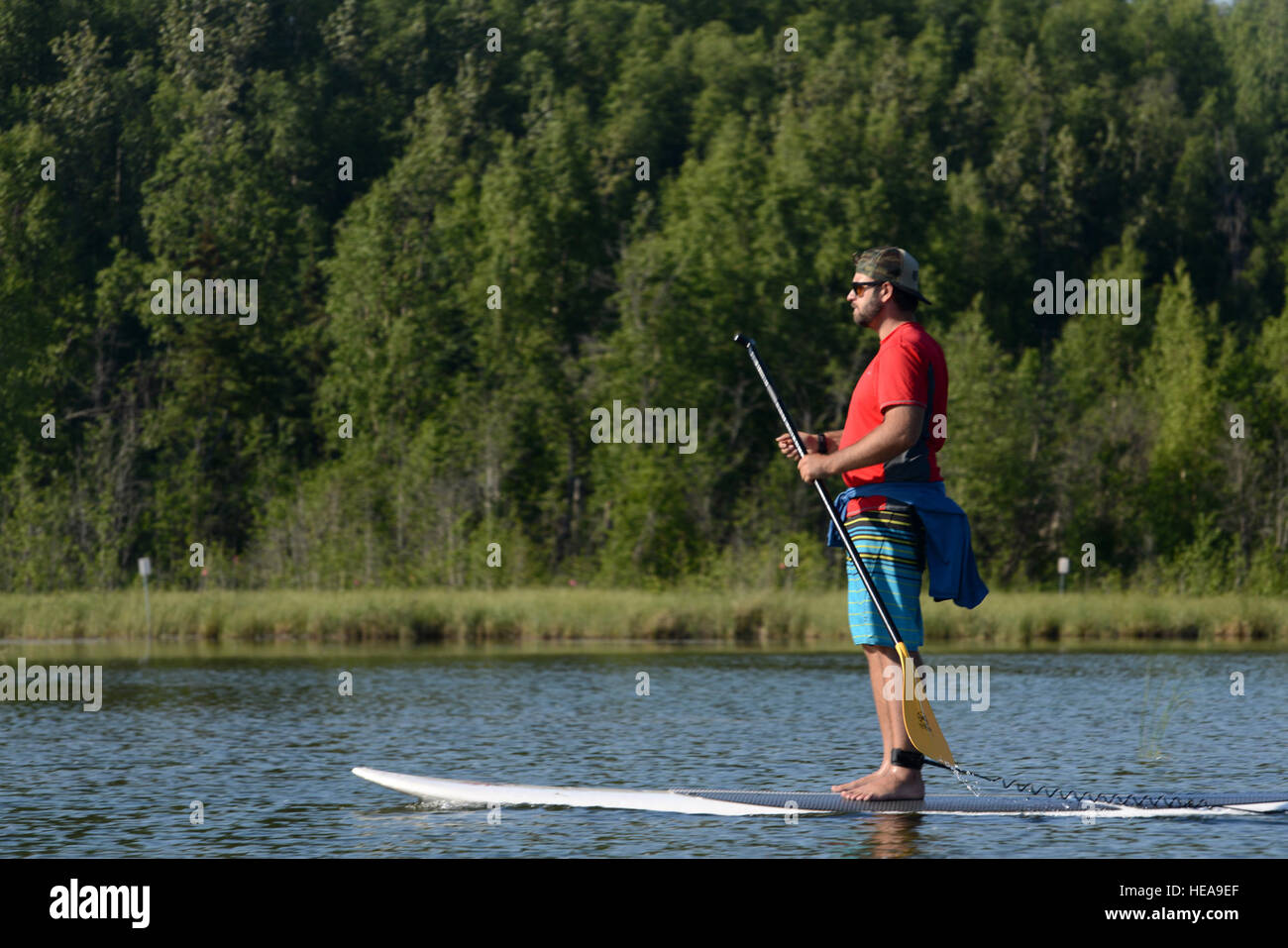 Trevor Bird, Paddle Board Instructor bei der Otter Lake Lodge, beendet eine Runde um Otter Lake auf gemeinsamer Basis Elmendorf-Richardson, Juni 22. Paddle-Boarding kann kompetitiv oder zur Entspannung für die ganze Familie verwendet werden. Flieger Christopher R. Morales) Stockfoto