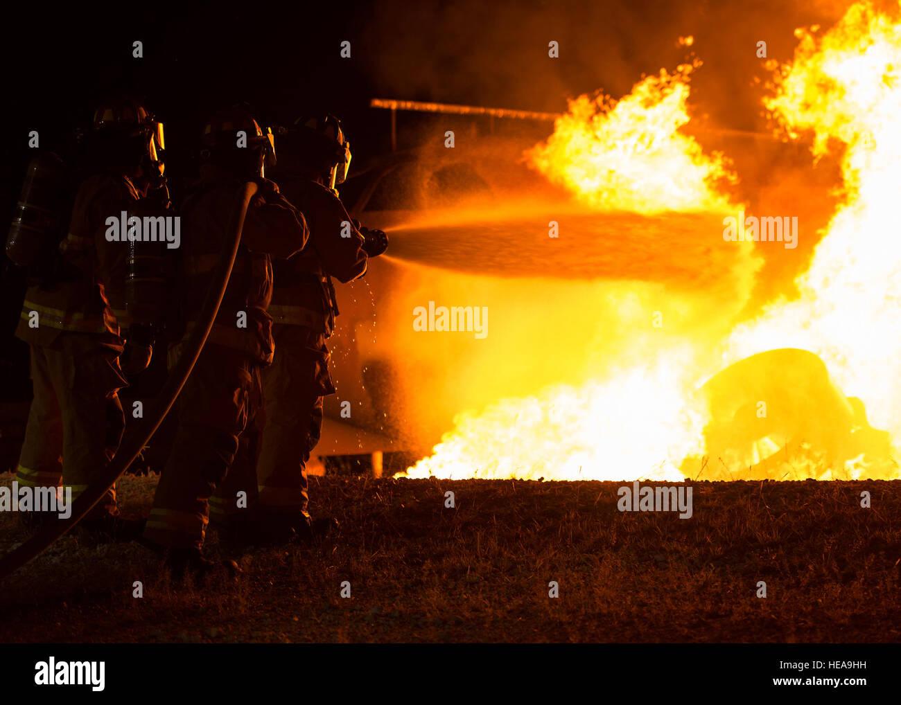 Feuerwehrleute aus gemeinsamen Basis San Antonio-Randolph Fire Emergency Services löschen ein Flugzeug Motor Feuer an das Camp Talon Feuer Trainingsgelände auf JBSA-Randolph 17. Oktober 2016. Das Training ist auf ein geschlossenes System Schleife durchgeführt, wodurch das Wasser besprüht in den Bereich gespeichert und umgewälzt werden. Stockfoto