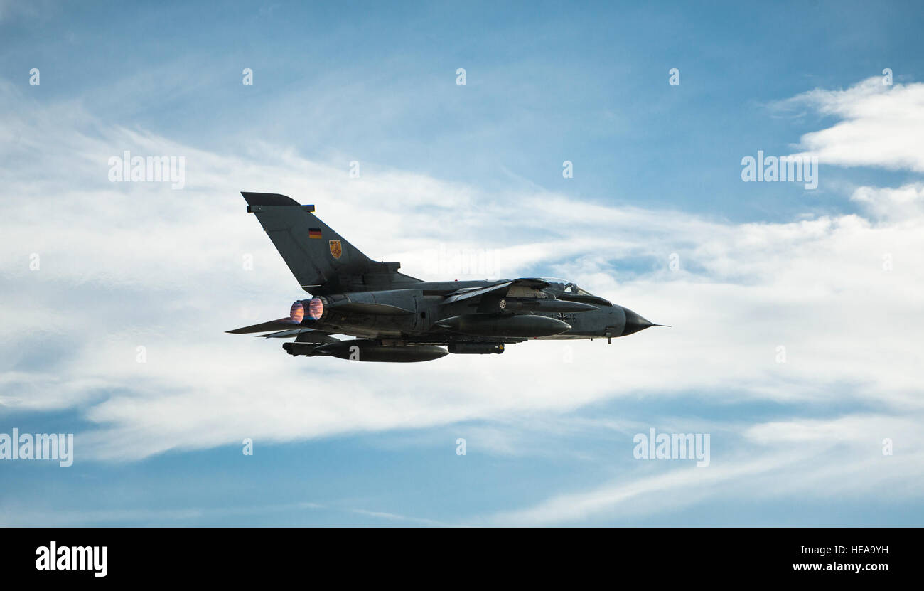 Eine deutsche Luftwaffe AG-51 Tornado zieht in Mountain Home Air Force Base, Idaho, 16. Oktober 2013. Der Flug war Teil des Berges Roundup, eine massive Multi-service, multi-nationalen Bewegung.  Techn. Sgt. Samuel Morse Stockfoto