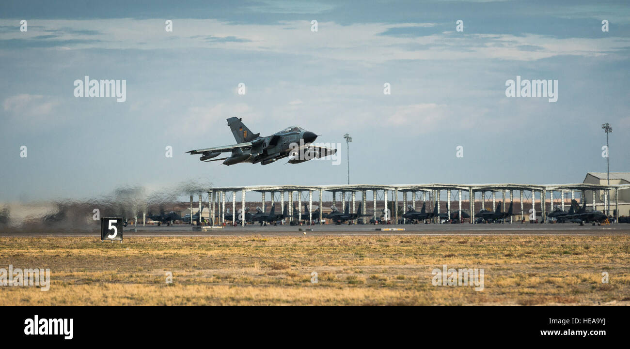 Eine deutsche Luftwaffe AG-51 Tornado zieht in Mountain Home Air Force Base, Idaho, 16. Oktober 2013. Der Flug war Teil des Berges Roundup, eine massive Multi-service, multi-nationalen Bewegung.  Techn. Sgt. Samuel Morse Stockfoto