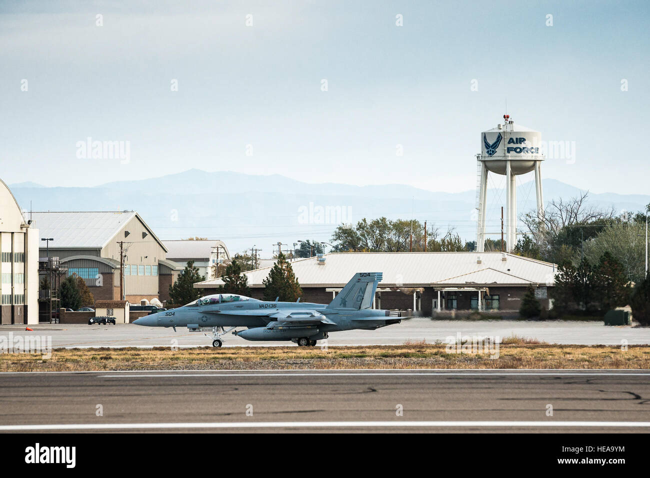 Ein US-Navy EA - 18G Growler taxis auf der Startbahn in Mountain Home Air Force Base, Idaho, 16. Oktober 2013. Der Growler flog als Teil des Berges Roundup, eine massive Multi-service, multi-nationalen Bewegung.  Techn. Sgt. Samuel Morse Stockfoto