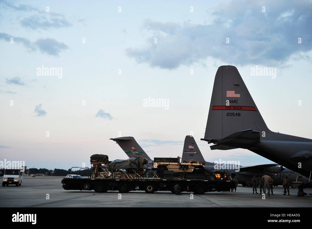 Eine US Luftwaffe C - 130H Hercules Aircrew vom 30. Airlift Squadron und Flieger aus der 3. Antenne Port Squadron laden schweren Ausrüstung des Luftfahrtzeugs vor einer Mission zur Unterstützung der gemeinsamen Operationen Zugang Übung am Fort Bragg, N.C., 7. Juni 2012.  Eine gemeinsame Operationen Zugang Übung ist eine zweiwöchige Übung, Luftwaffe und Armee-Service-Mitglieder reagieren auf weltweite Krisen und Unvorhergesehenes vorzubereiten.   Staff Sgt Eric Harris Stockfoto