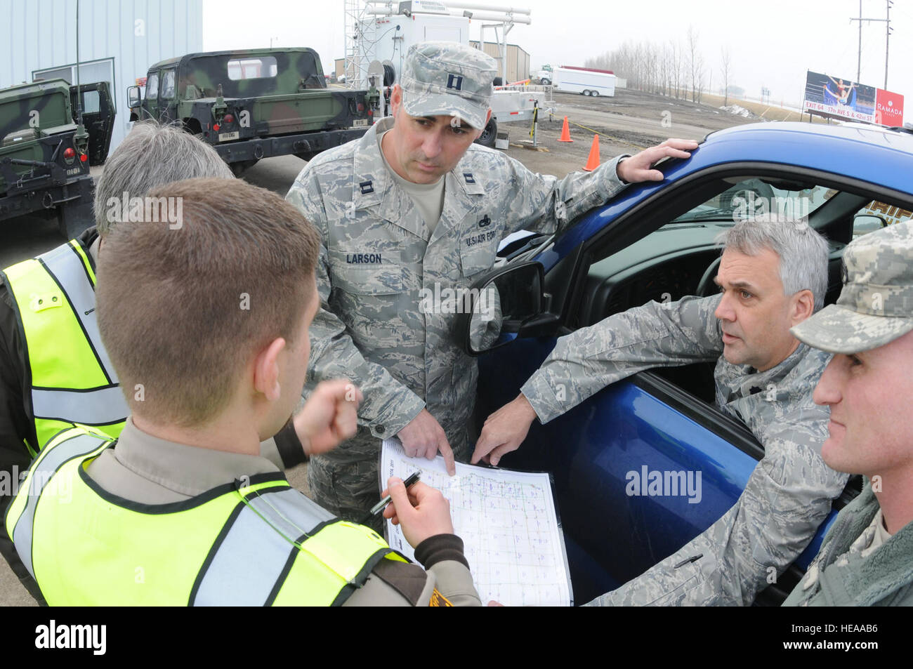 Von rechts nach links besuchen Staff Sgt Matthew Hebl, der 815th Ingenieur-Gesellschaft, Oberstleutnant Nathan Erstad aus dem 119. Wing und Kapitän Grant Larson, der 119. Maintenance Squadron, mit Cass County Sherriff Abgeordneten April 9 wie sie planen, check-in an einem älteren Mann gefangen durch Hochwasser in der Nähe von Harwood, N.D. Die Gardisten sind Mitglieder eines North Dakota National Guard schnelle Reaktion Kraft Teams, das Rührei war von Harwood Gemeindezentrum gerne Obert Tenold, 87, deren ländliche Heimat durch das fließende Wasser umgeben war. Ab April 9 sind etwa 480 N.D. Luft und Armee Gardisten Verhalten Stockfoto