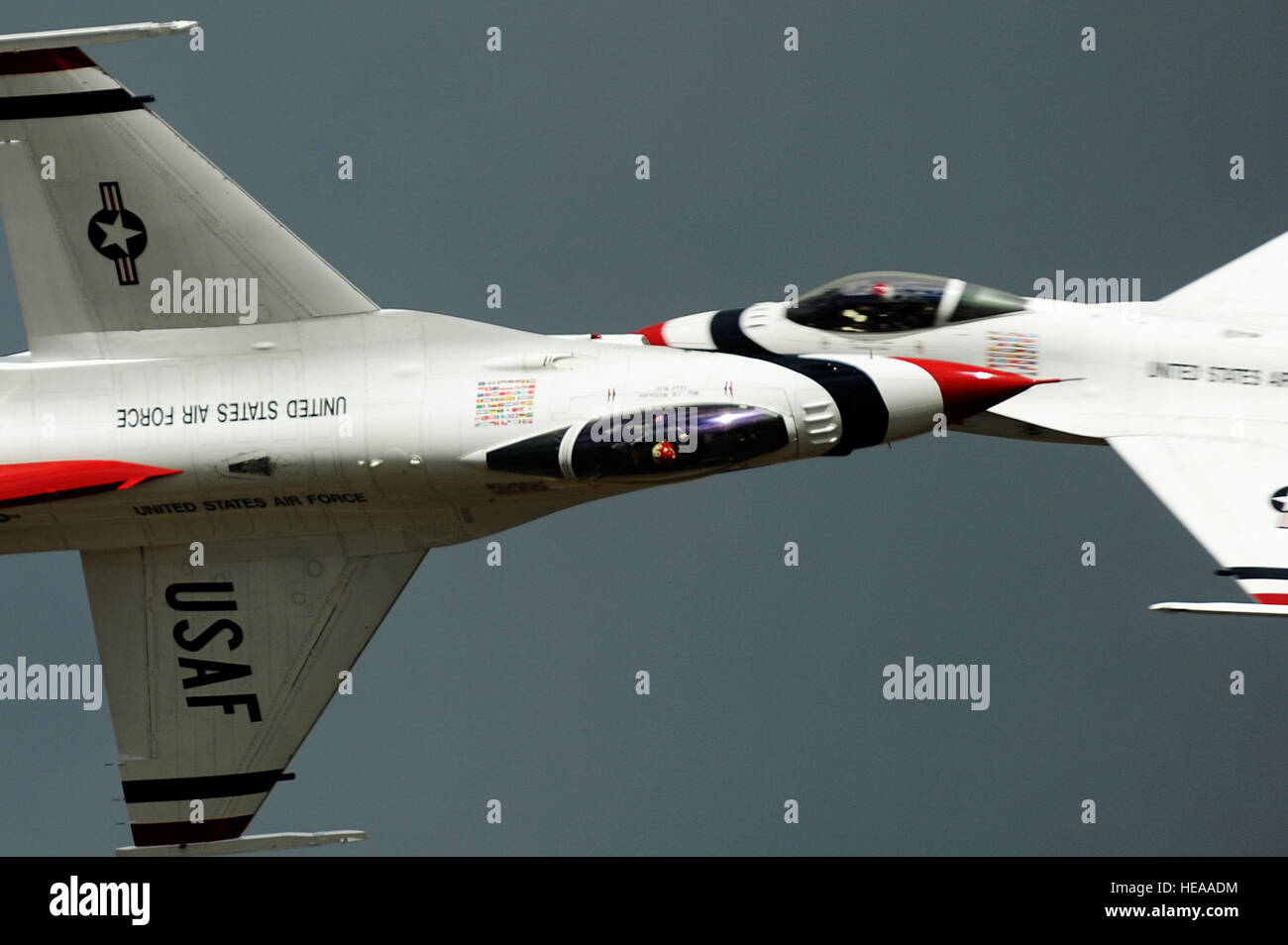 Major j.r. Williams, Thunderbird 5, führen Solo-Pilot und Kapitän Blaine Jones, Thunderbird 6, Opposing Solo-Pilot, durchführen der Inverted entgegensetzende Messers Schneide während der Joint Base Lewis-McChord Air Expo, 22. Juli 2012. Staff Sgt Larry E. Reid Jr., veröffentlicht) Stockfoto