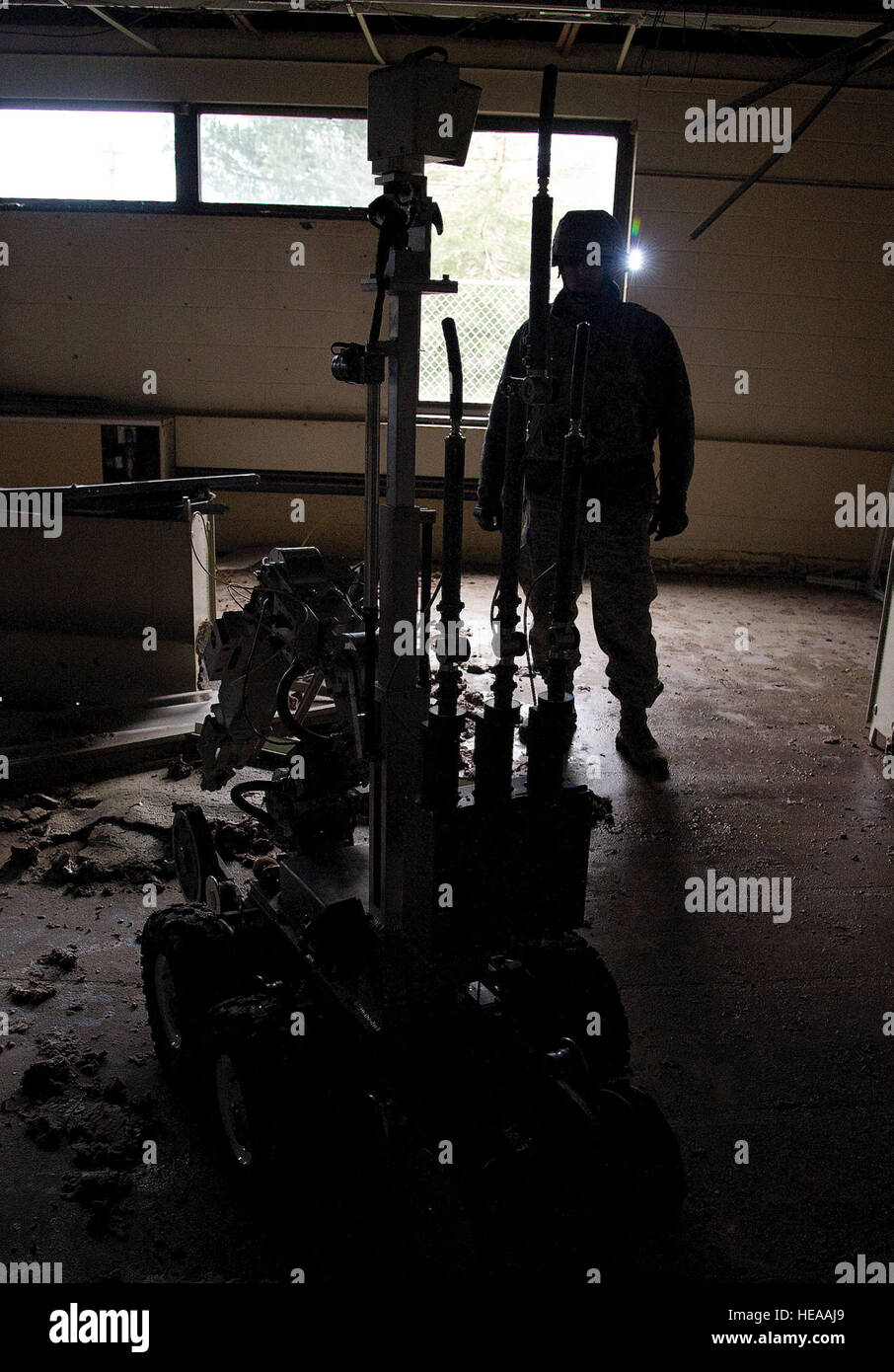 Senior Airman Gregg Lowry, ein Mitglied der 436th Civil Engineer Squadron, Explosive Ordnance Disposal Team arbeitet mit einem Roboter innerhalb der ehemaligen Arnold Grundschule auf der Dover Air Force Base, Del., 7. Februar 2013. Das Training konnte das Air Force EOD Team gewinnen wertvolles Training mit live Sprengstoff während der simulierten Ereignisse, die letzten realen Szenarios auftreten von EOD-Teams in der ganzen Nation zu spiegeln. Das 436th CE-Geschwader bewirtete auch Regionalgesetz Durchsetzung Teams aus Delaware und New Jersey State Police. Die zivilen Strafverfolgungsbehörden und USAF Mannschaften tauschten Ideen und best prac Stockfoto