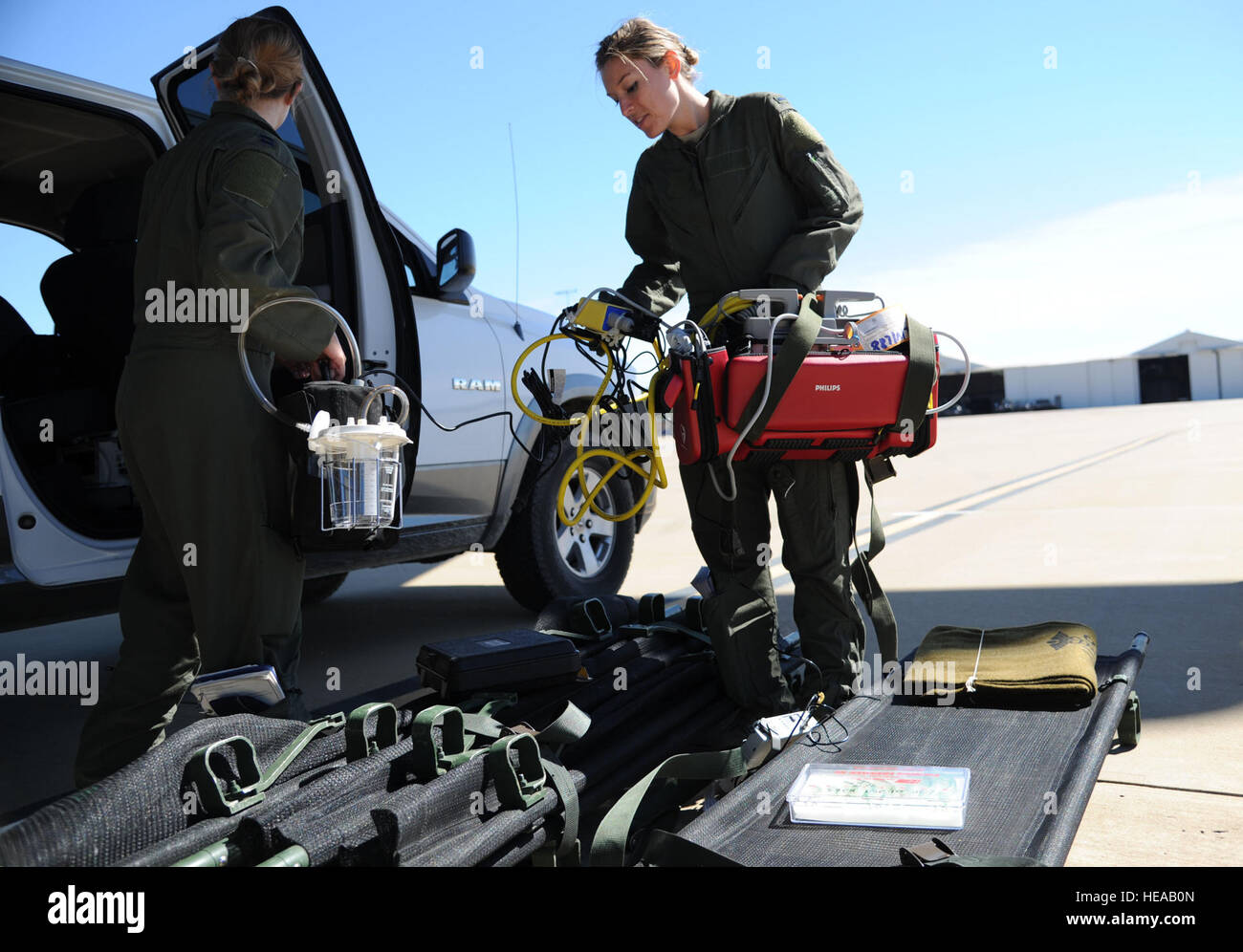 Joint Readiness Training Center Teilnehmer liefert Capt Stephanie Ledford, links und 1st Lt. Erin Wood, Recht, Flug Krankenschwestern, 18. AES, Kadena Air Base, Japan, medizinische entlasten und Ausrüstung aus einer c-17 Globemaster III Flugzeug in Alexandria, Louisiana, 19. Februar 2013. Service-Mitglieder am JRTC 13 / 04 sind in Bekämpfung Patientenversorgung und aeromedical Evakuierung in einer simulierten Kampf Umgebung ausgebildet.  Senior Master Sergeant Kim Allain Stockfoto