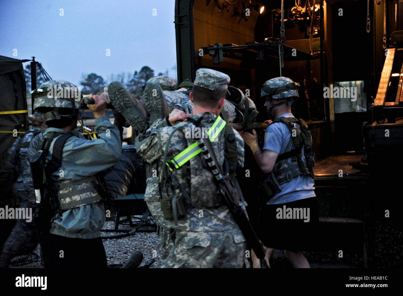 Soldaten der US Army hochladen techn. Sgt David Barrett, 439th Kommunikation Geschwader Westover Air Reserve Base, Massachusetts, einen simulierten verletzten Patienten für den Transport, die Combat Support Krankenhaus (CSH) am Joint Readiness Training Center (JRTC), Fort Polk, Louisiana, 21. Februar 2013. Service-Mitglieder am JRTC 13 / 04 sind in Bekämpfung Patientenversorgung und aeromedical Evakuierung in einer simulierten Kampf Umgebung ausgebildet.   Techn. Sgt Joselito G. Aribuabo /) Stockfoto