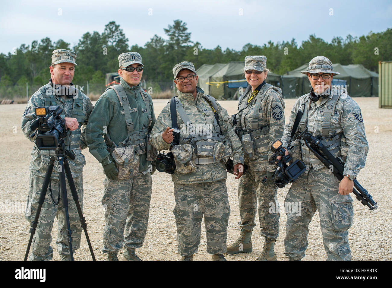 Ein Gruppenfoto der Mitglieder von (links nach rechts) Staff Sgt Guy LaPlante, Captain Samuel Lee, techn. Sgt Kimo Araubadio, Senior Master Sergeant Kim Allain, und Staff Sgt John Garcia, das 4. bekämpfen Kamera Squadron, März Air Reserve Base, Kalifornien, Fort Polk, Louisiana, 23. Februar 2013, zur Unterstützung der Joint Readiness Training Center aeromedical Evakuierungstraining. Service-Mitglieder am JRTC 13 / 04 sind in Bekämpfung Patientenversorgung und aeromedical Evakuierung in einer simulierten Kampf Umgebung ausgebildet.  Techn. Sgt. Chris Hibben) Stockfoto