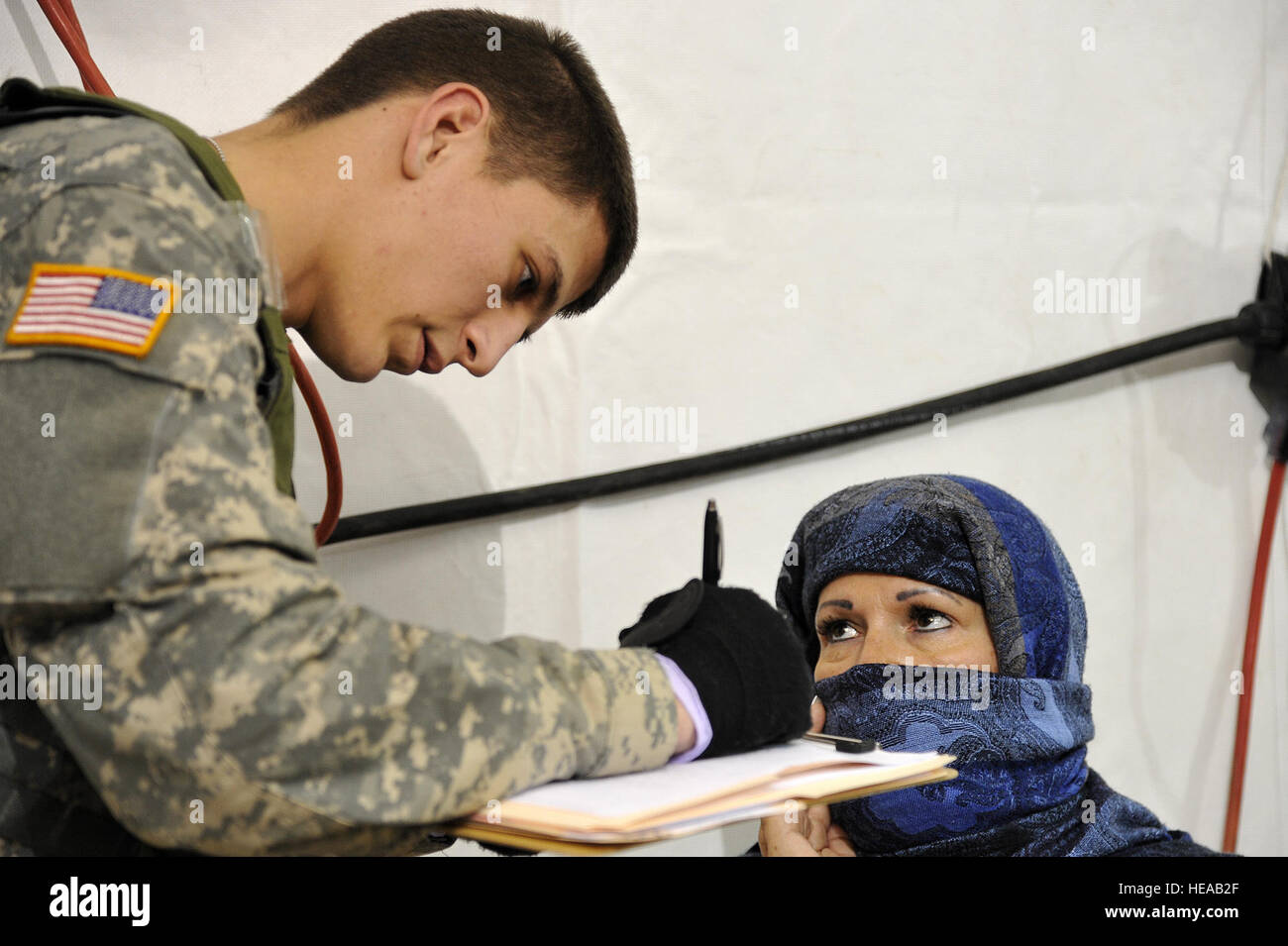 US Army Spc. Maxwell Farmwell, 328. Combat Support Hospital, ruft Patienteninformationen aus einem simulierten schwanger Rollenspieler am Joint Readiness Training Center (JRTC), Fort Polk, Louisiana, 20. Februar 2013. Service-Mitglieder am JRTC 13 / 04 sind in Bekämpfung Patientenversorgung und aeromedical Evakuierung in einer simulierten Kampf Umgebung ausgebildet.  Techn. Sgt. Francisco V. Govea II / veröffentlicht) Stockfoto