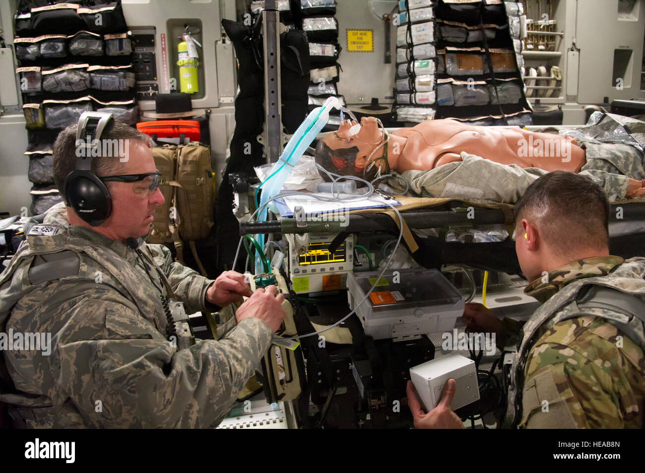 Bereiten Sie von links US Air Force Lieutenant Colonel David Kwiatkowski, Krankenschwester Anästhesisten und Captain Richard Rogers, Krankenschwester Anästhesisten, sowohl mit dem 86. Medical Group, Ramstein Air Base, Deutschland vor, ein simuliertes Patienten ein Flight Operation an Bord einer c-17 Globemaster III Flugzeug während eines Feldes im Joint Readiness Training Center, Fort Polk, Louisiana, 17. Januar 2014 ausüben. Service-Mitglieder am JRTC 14-03 sind in Bekämpfung Patientenversorgung und aeromedical Evakuierung in einer simulierten Kampf Umgebung ausgebildet.  Techn. Sgt. Matthew Smith Stockfoto