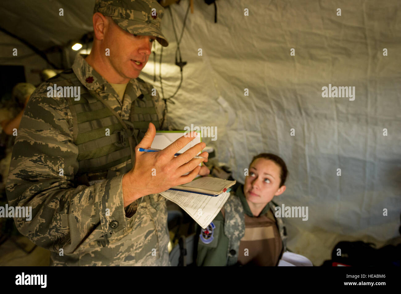 US Air Force major Corey Norton (links), Beobachter/Controller, Trainer, 43. Aeromedical Evakuierung-Geschwader, Papst Army Airfield, N.C., gibt Feedback zu einem aeromedical Evakuierung Besatzungsmitglieder während einem preflight Briefing am Joint Readiness Training Center, Fort Polk, Louisiana, 17. März 2014. Service-Mitglieder am JRTC 14-05 sind in Bekämpfung Patientenversorgung und aeromedical Evakuierung in einer simulierten Kampf Umgebung ausgebildet.  Master Sergeant John R. Nimmo, Sr. /) Stockfoto